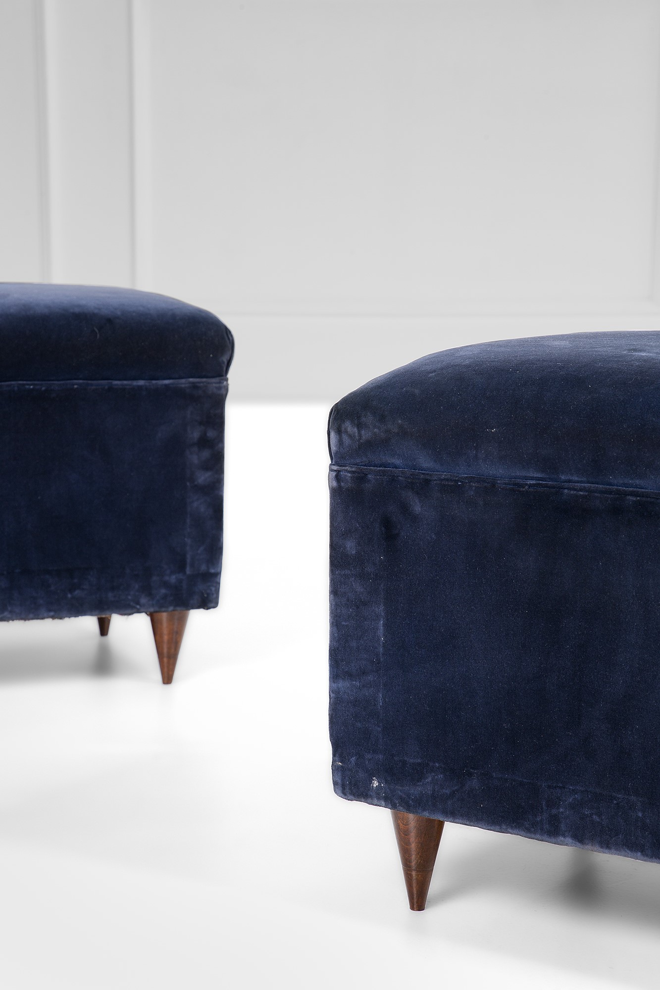 Due pouf, legno tornito tinto e rivestimento in tessuto (c. 1950)