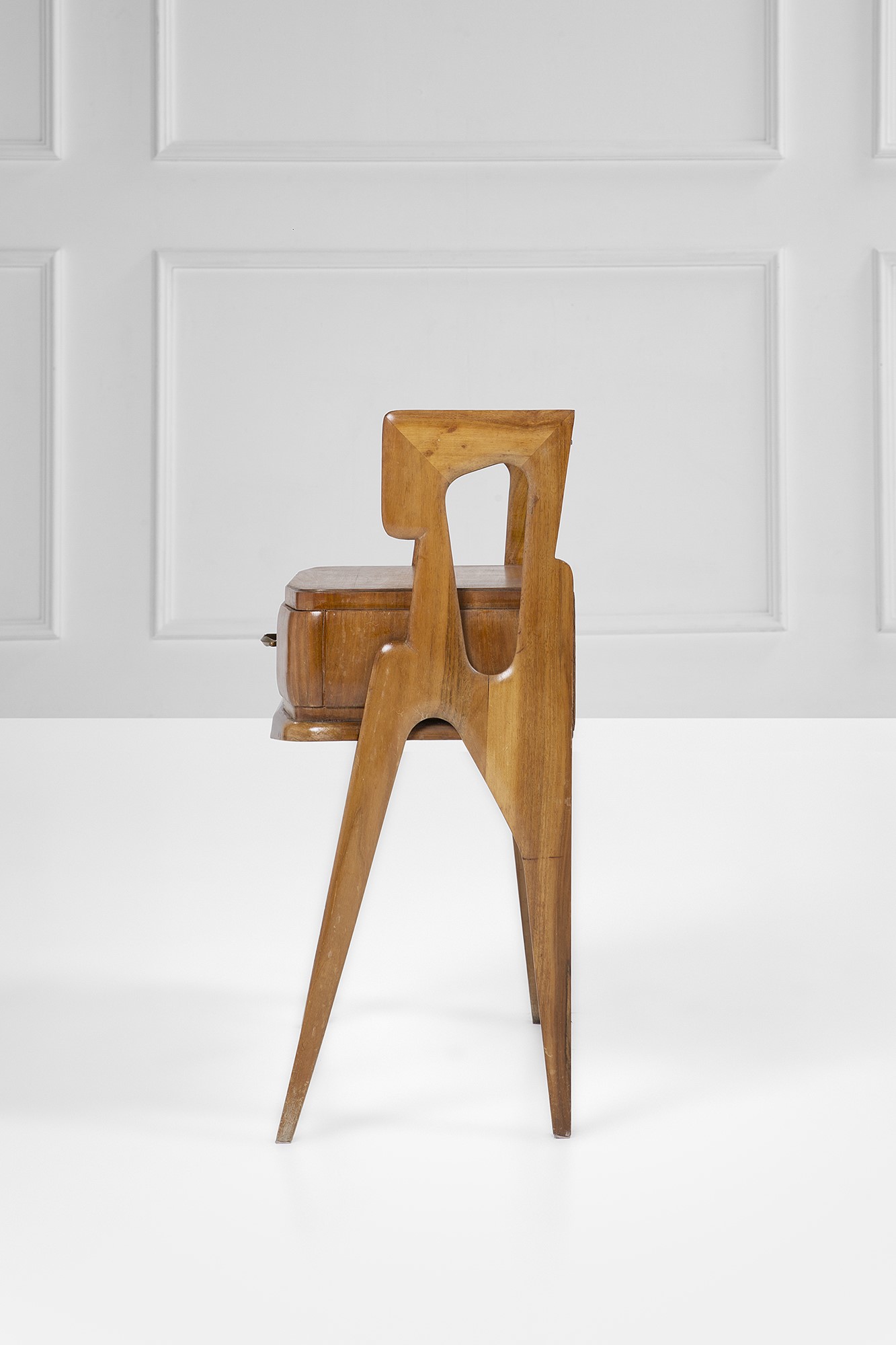 Due comodini, legno sagomato e impiallacciato con dettagli in ottone e vetro trasparente (circa 1...