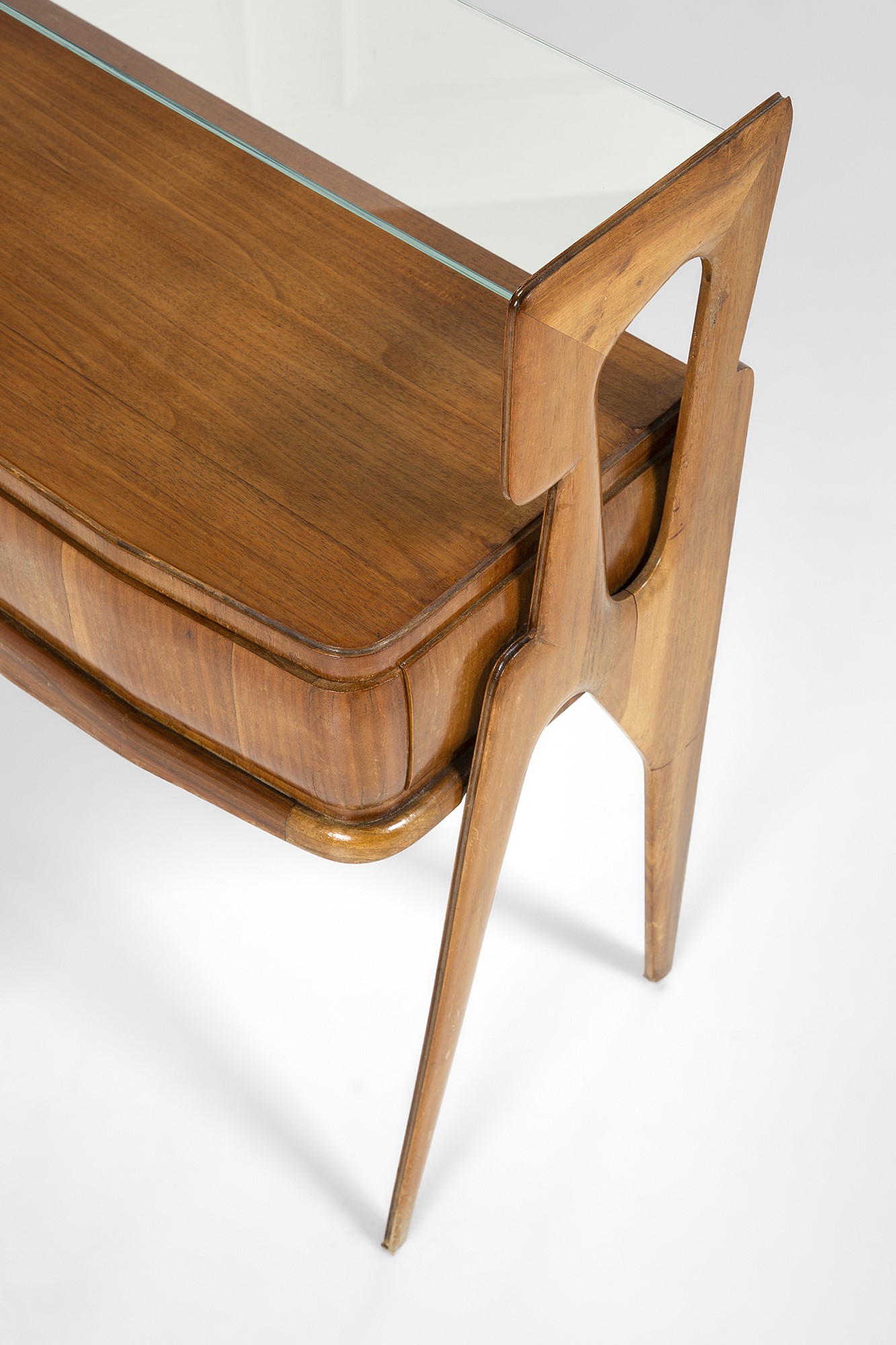 Due comodini, legno sagomato e impiallacciato con dettagli in ottone e vetro trasparente (circa 1...