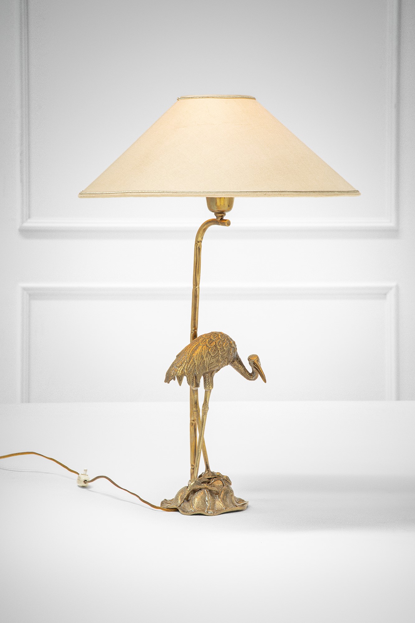 Lampada da tavolo, fusione in ottone dorato a guisa di gru, tessuto, anni ’70 circa