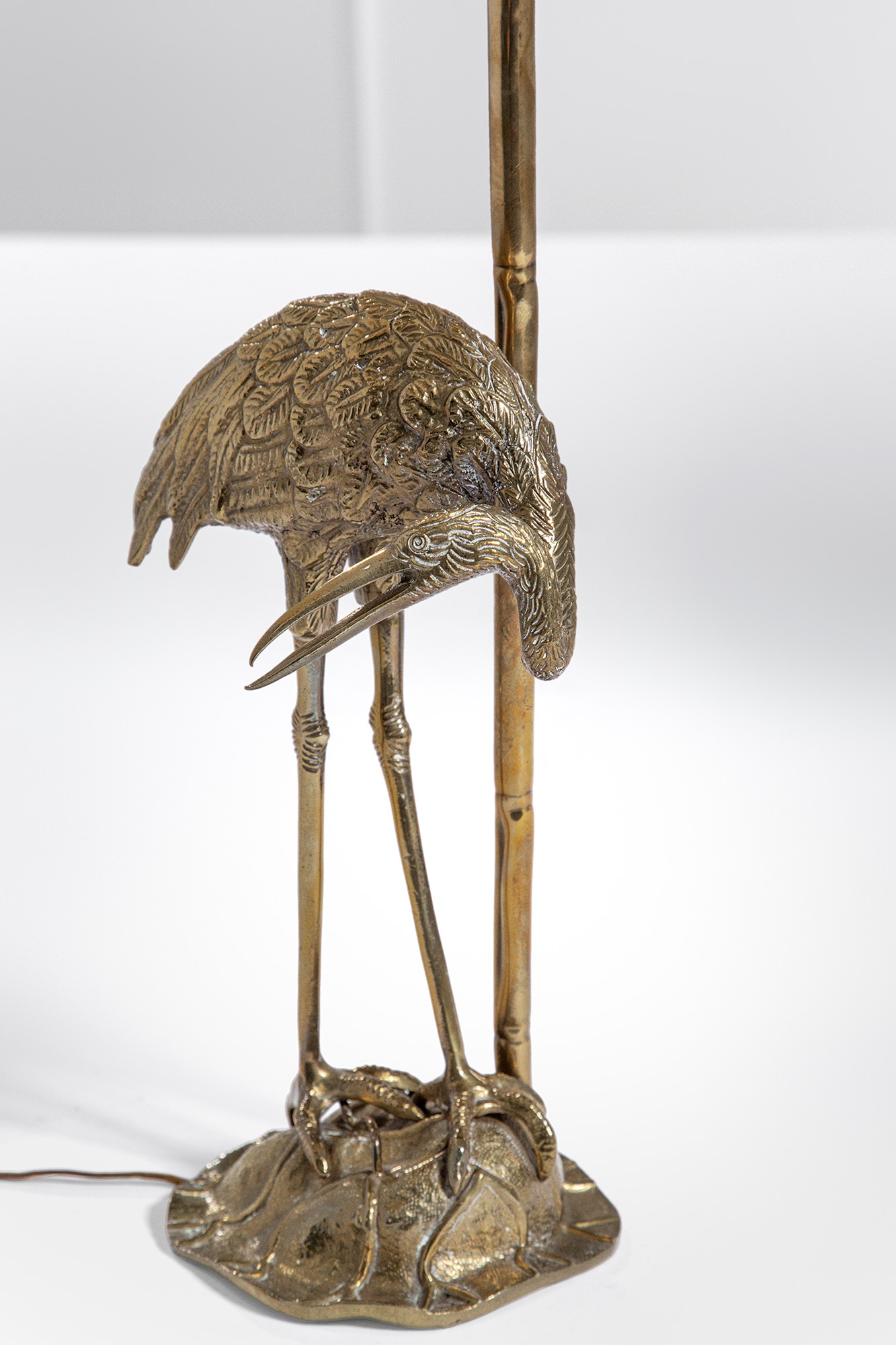 Lampada da tavolo, fusione in ottone dorato a guisa di gru, tessuto, anni ’70 circa