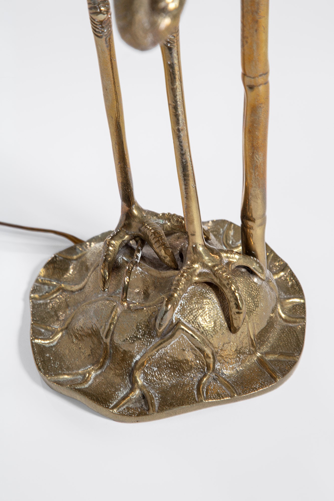 Lampada da tavolo, fusione in ottone dorato a guisa di gru, tessuto, anni ’70 circa