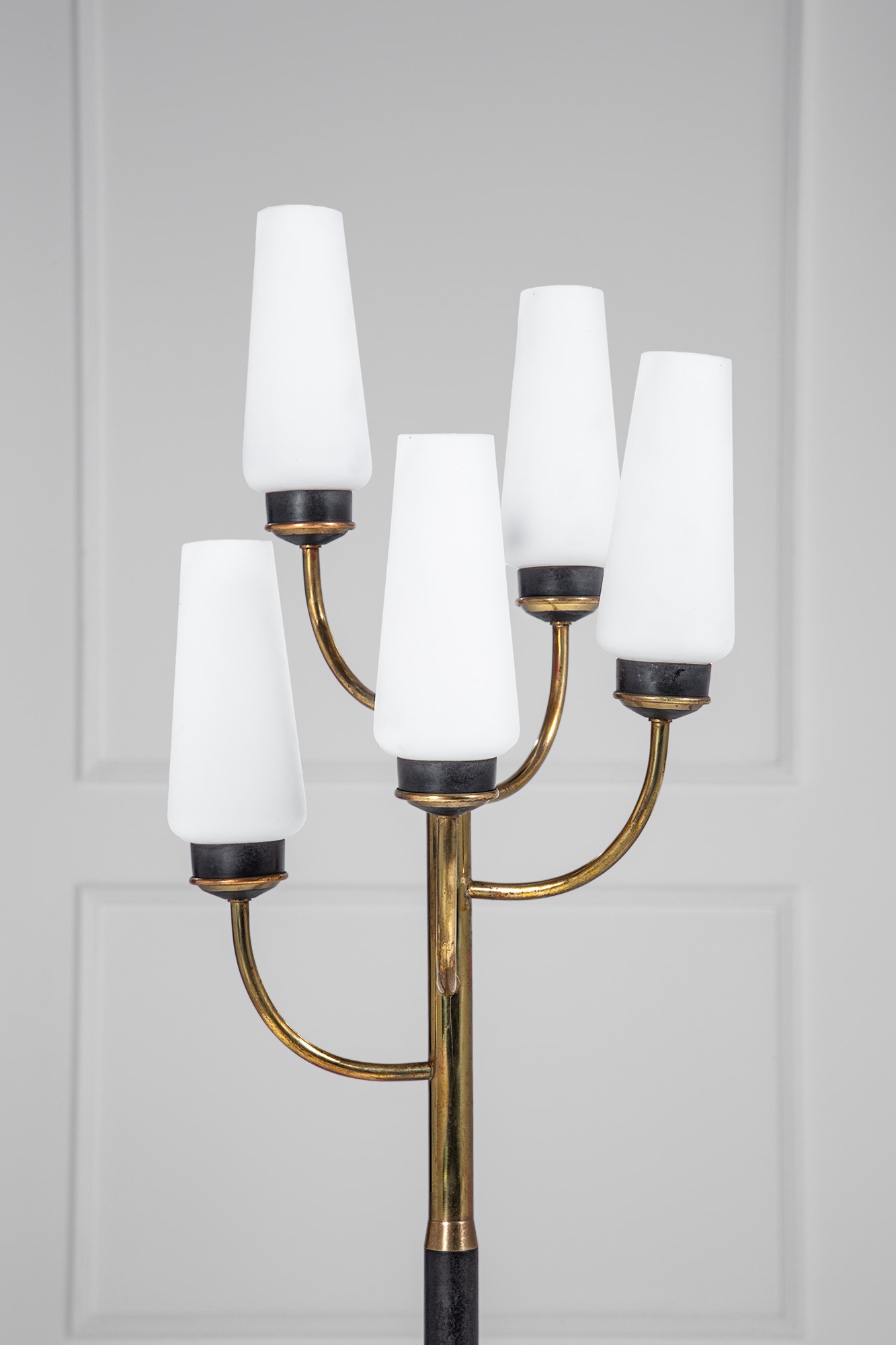 Lampada da terra, ottone e metallo verniciato con vetro opalino satinato e base in marmo, ca. 195...