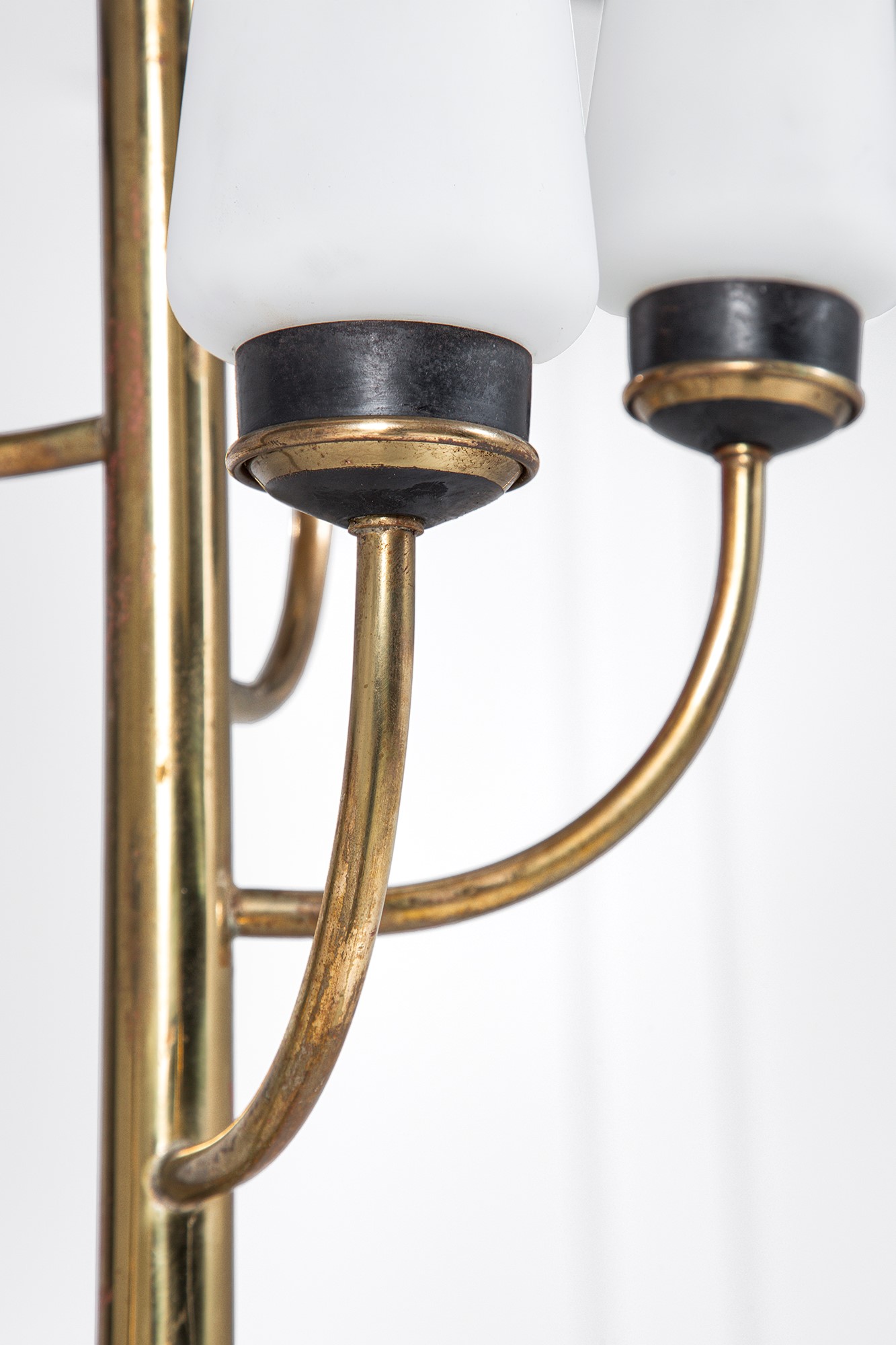 Lampada da terra, ottone e metallo verniciato con vetro opalino satinato e base in marmo, ca. 195...
