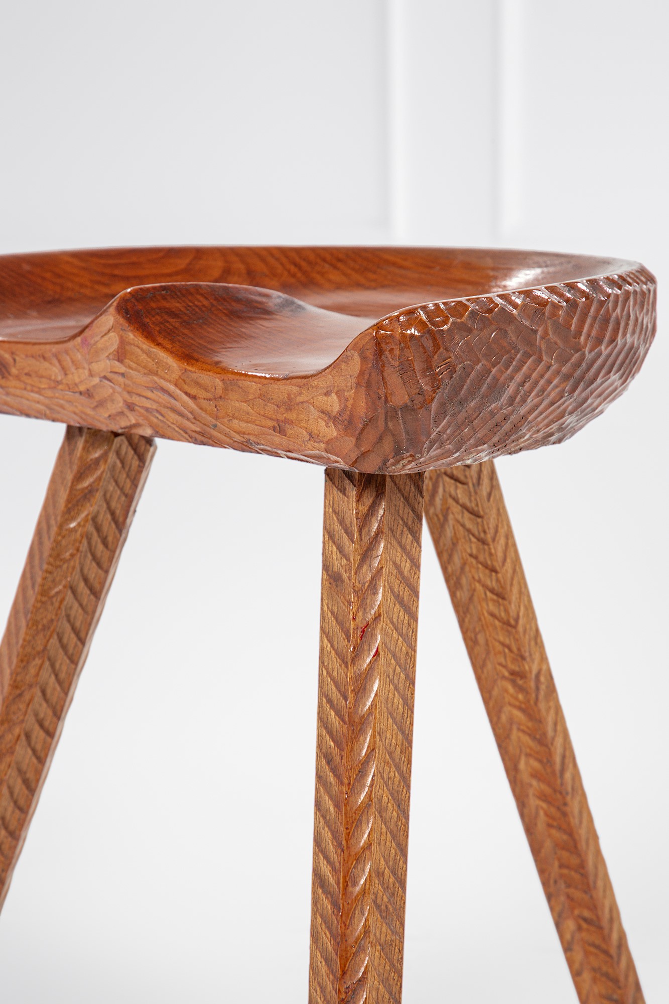Sgabello, legno massello sagomato e scolpito, ca. 1950