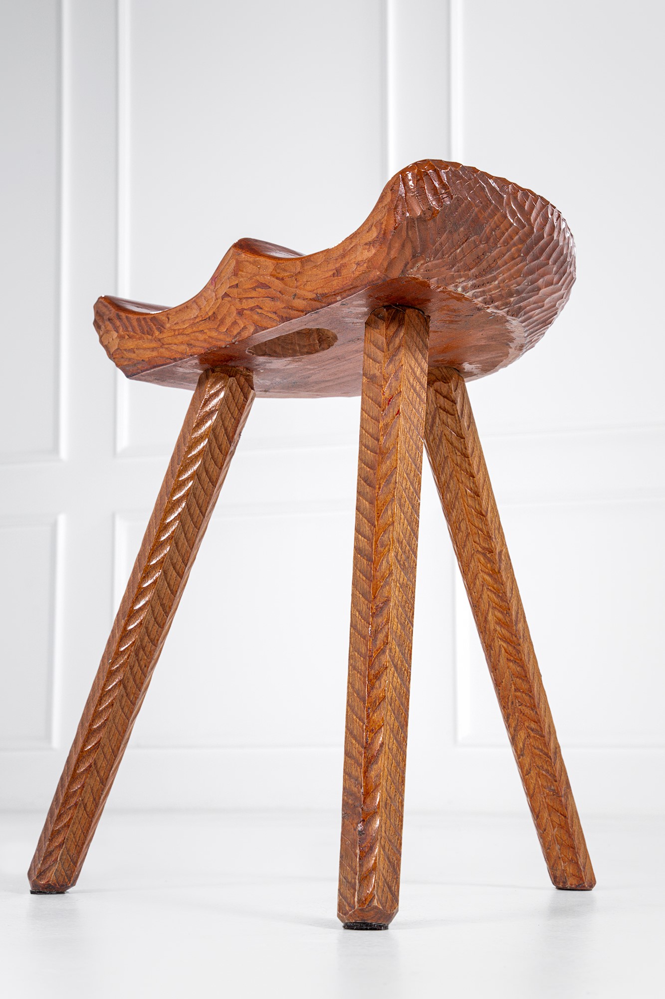 Sgabello, legno massello sagomato e scolpito, ca. 1950