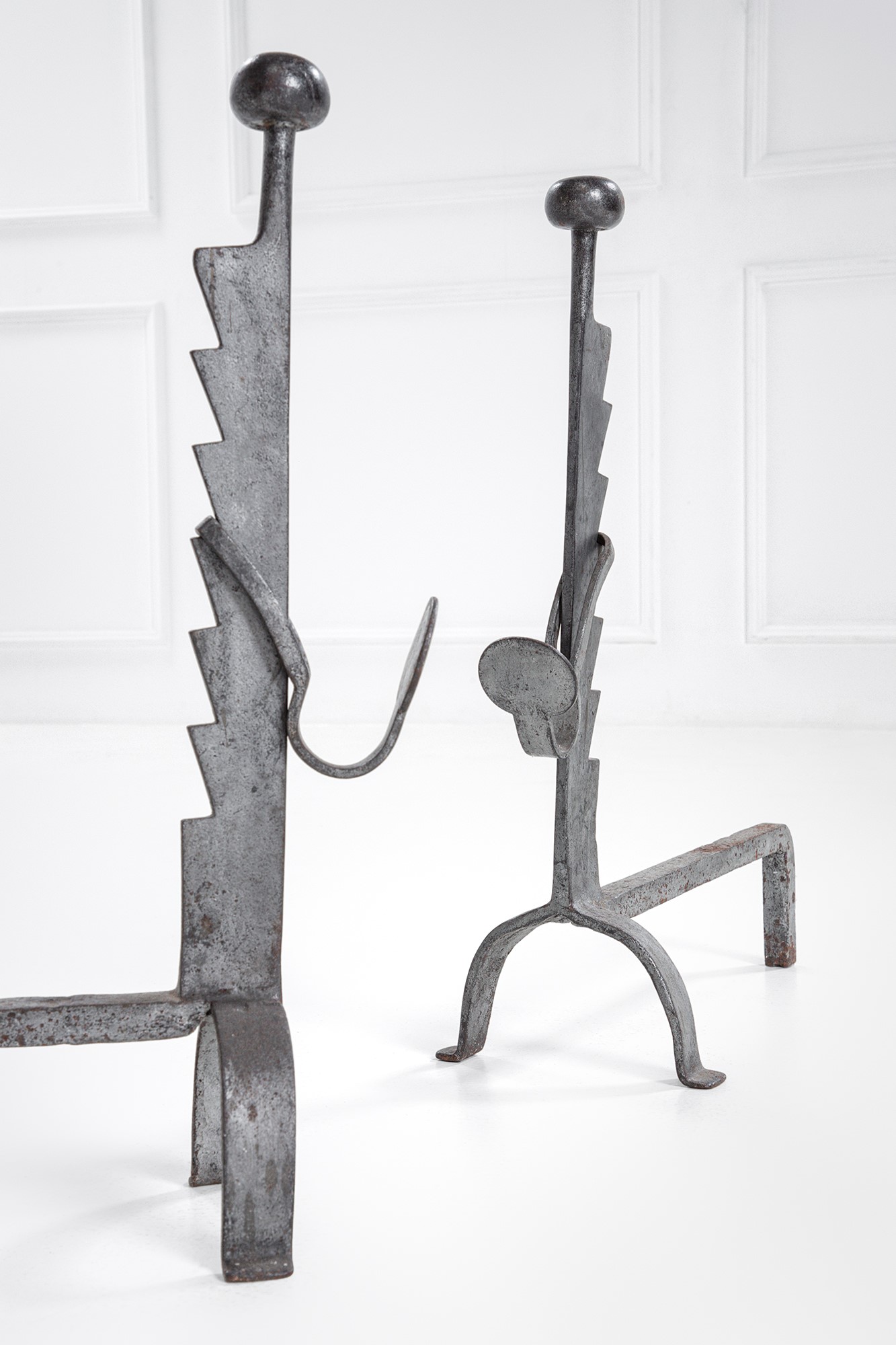 Coppia di alari, ferro battuto e forgiato (c. 1960)