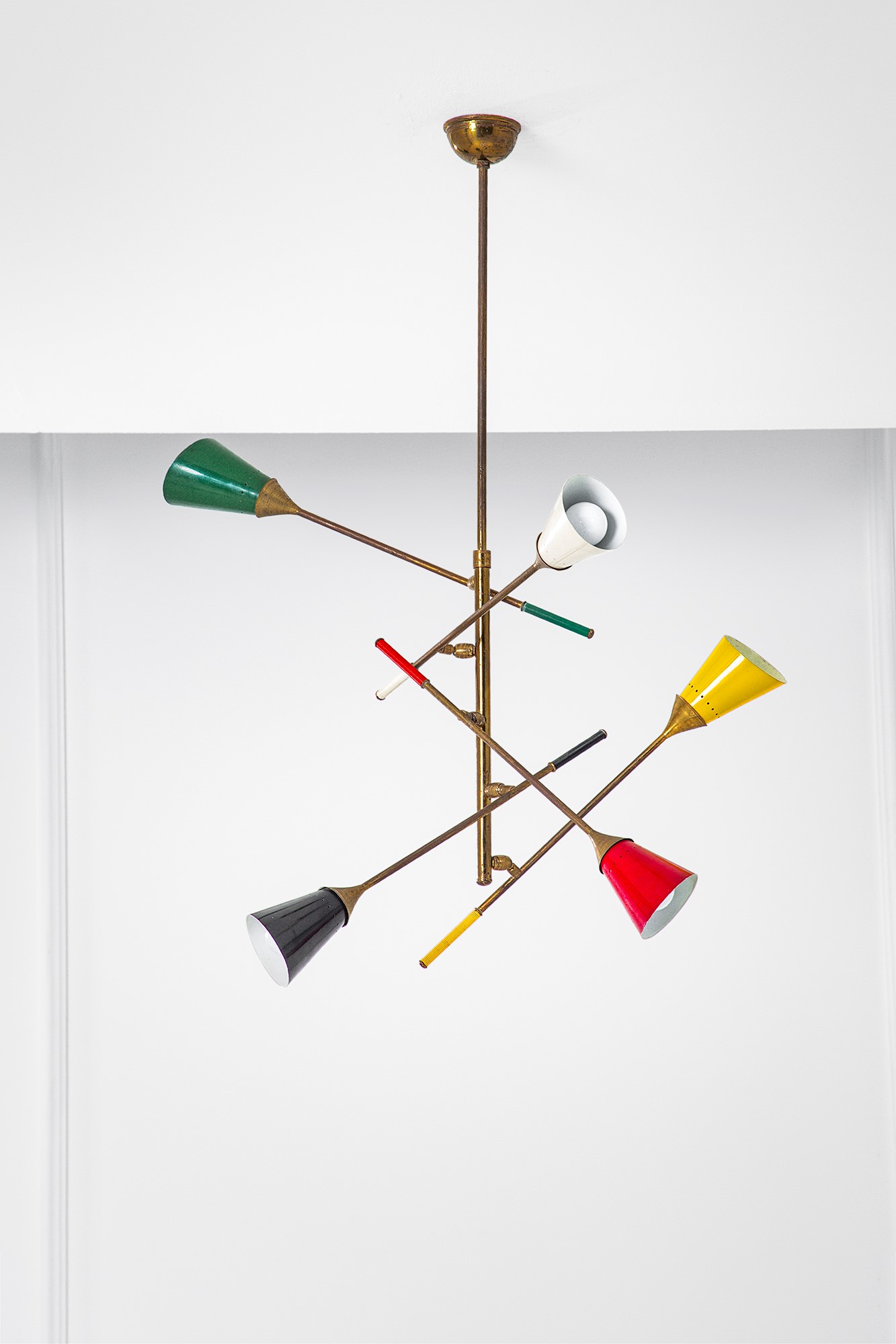 Lampadario a cinque bracci orientabili, ottone lucido e metallo verniciato (circa 1950)