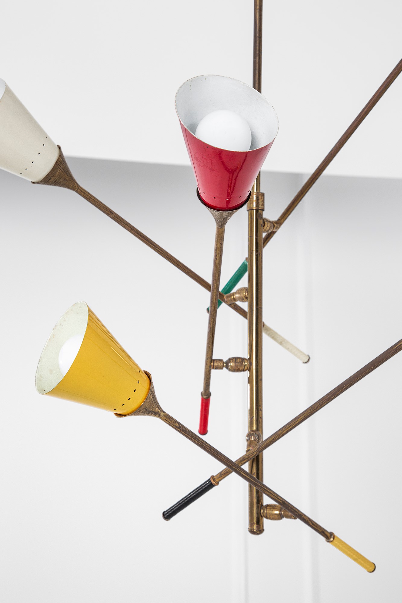 Lampadario a cinque bracci orientabili, ottone lucido e metallo verniciato (circa 1950)