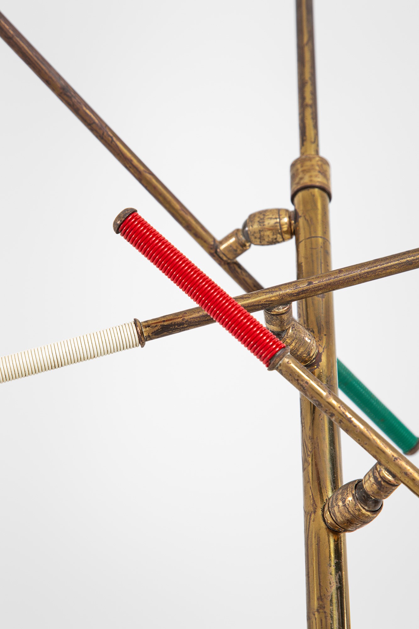 Lampadario a cinque bracci orientabili, ottone lucido e metallo verniciato (circa 1950)