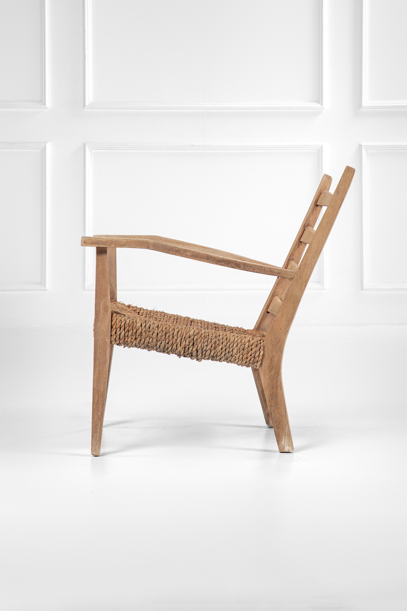 Due poltrone, legno massello sagomato con corda, stile anni ’50 circa