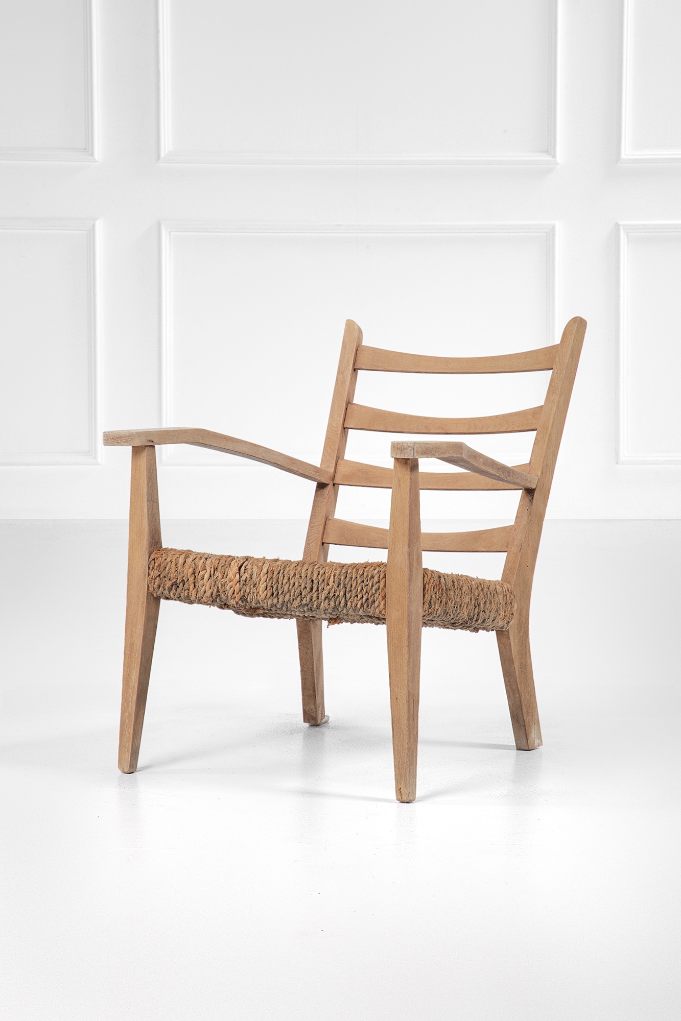Due poltrone, legno massello sagomato con corda, stile anni ’50 circa