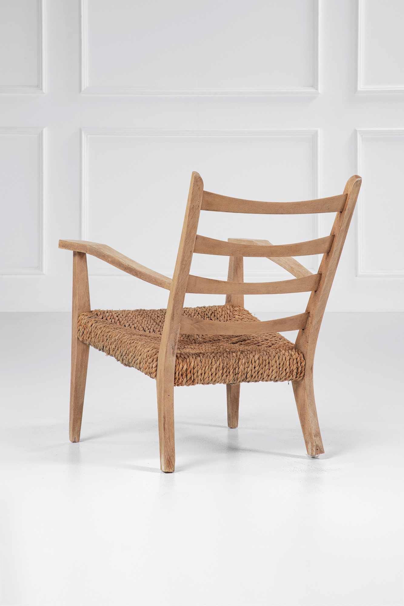 Due poltrone, legno massello sagomato con corda, stile anni ’50 circa