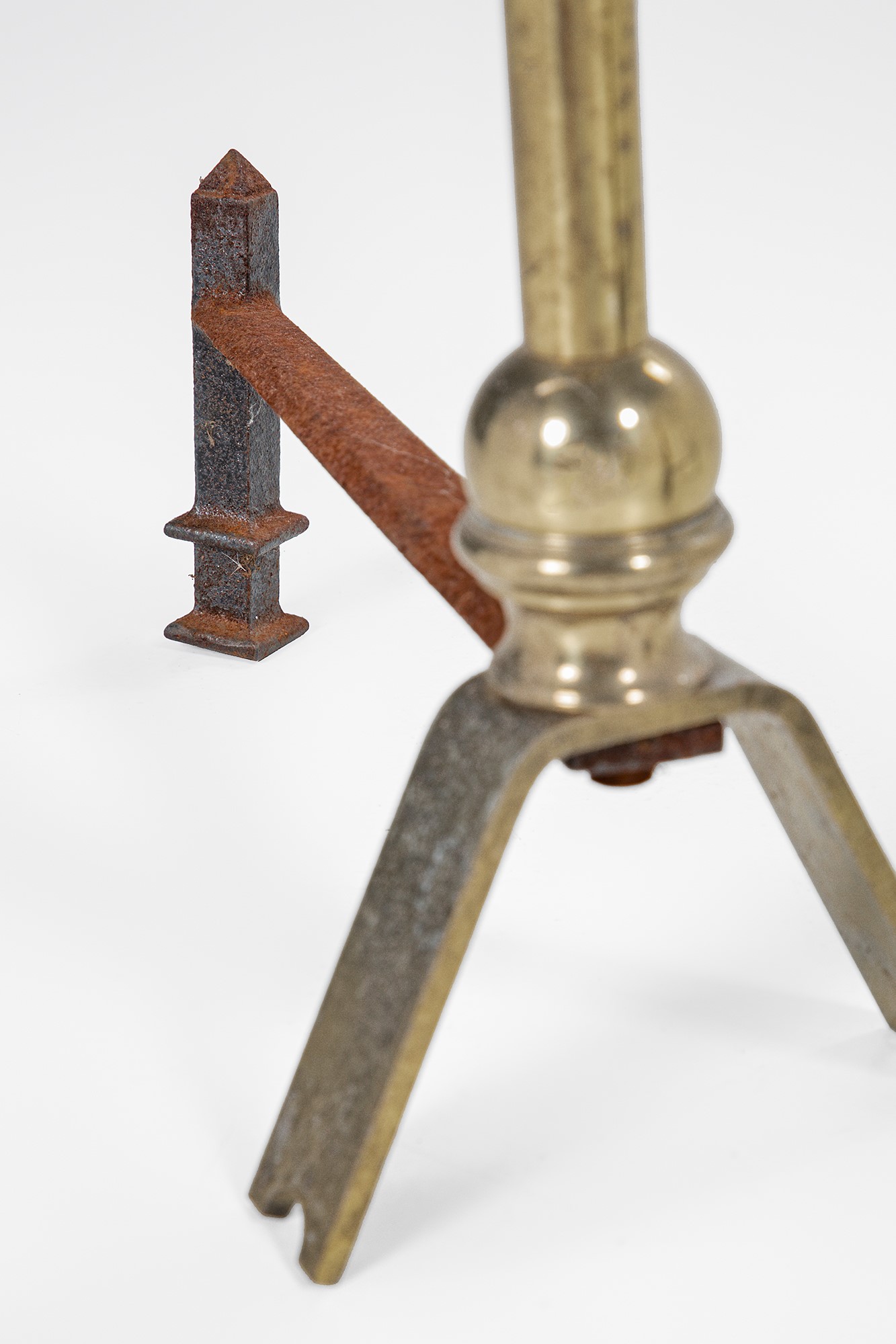 Coppia di alari, ottone lucido e ferro