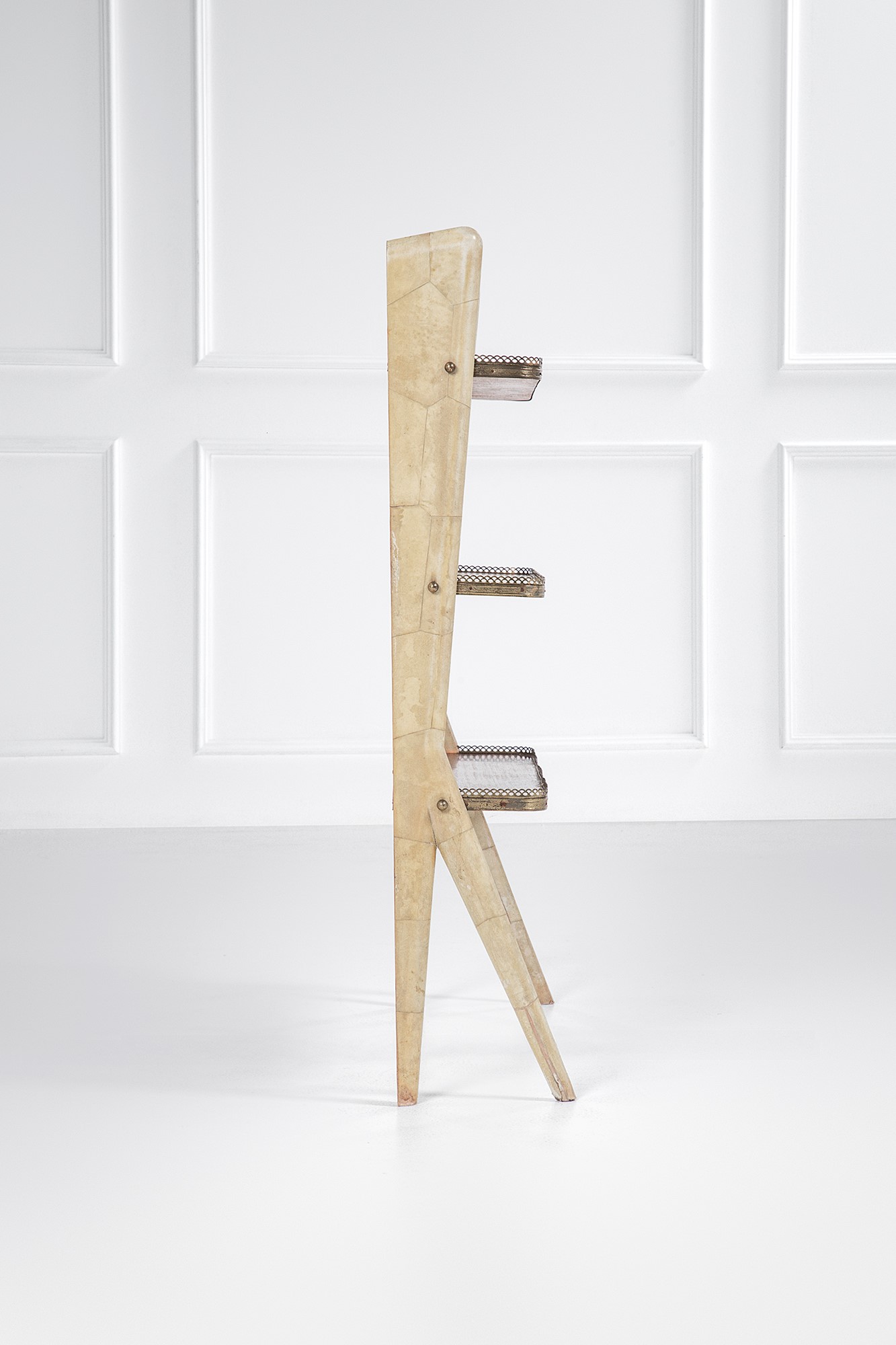 Etagère, legno impiallacciato, ottone e pergamena, circa 1950