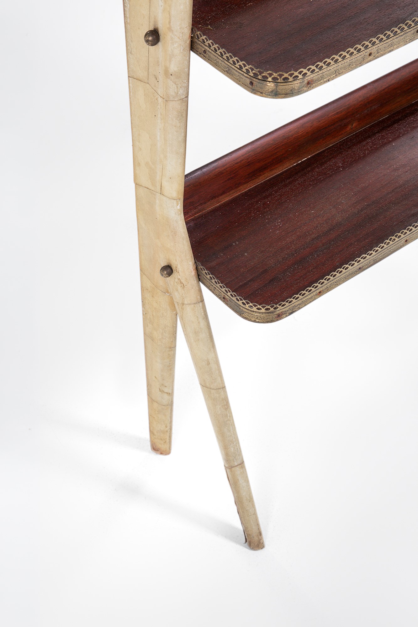 Etagère, legno impiallacciato, ottone e pergamena, circa 1950