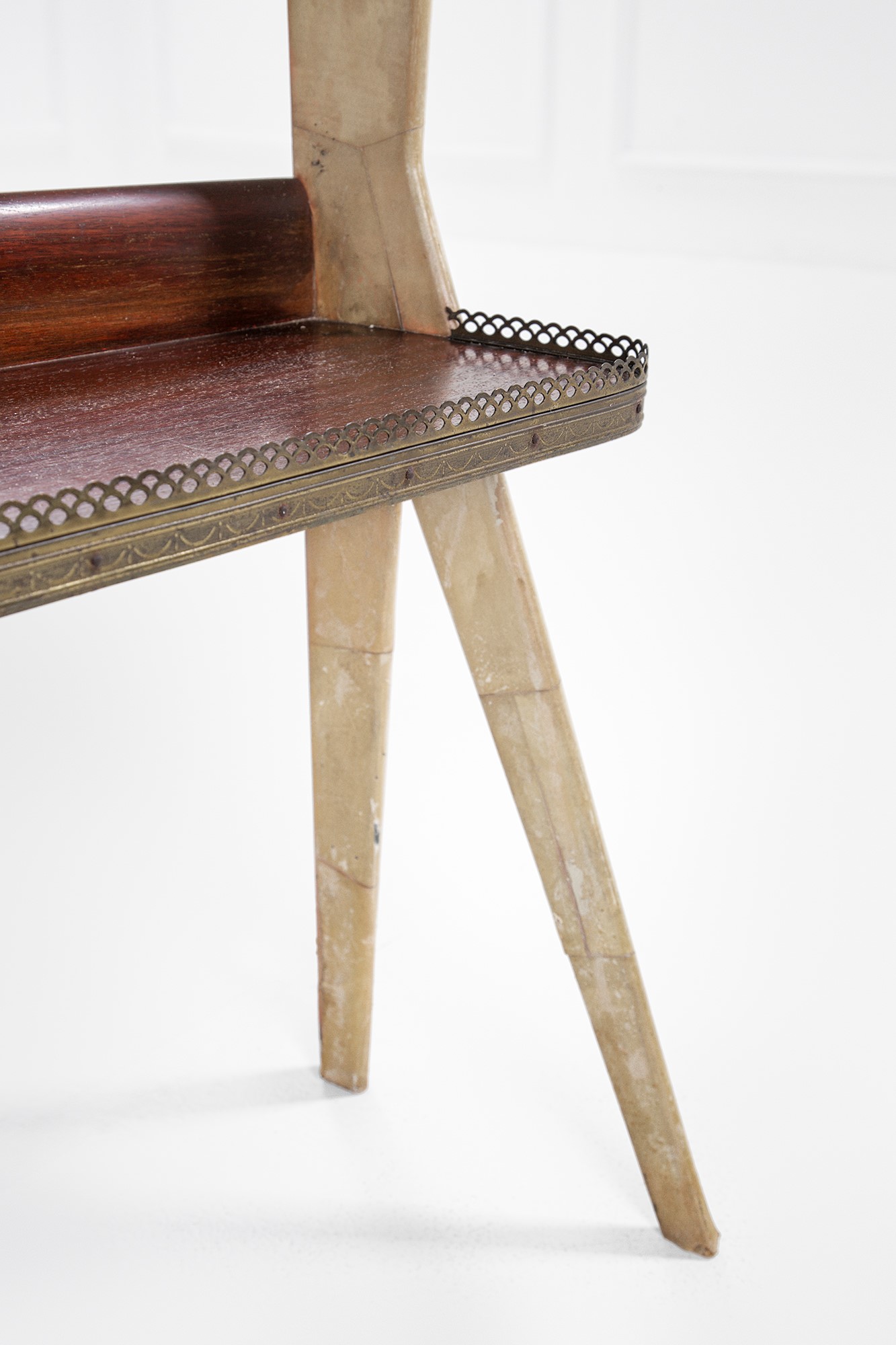 Etagère, legno impiallacciato, ottone e pergamena, circa 1950
