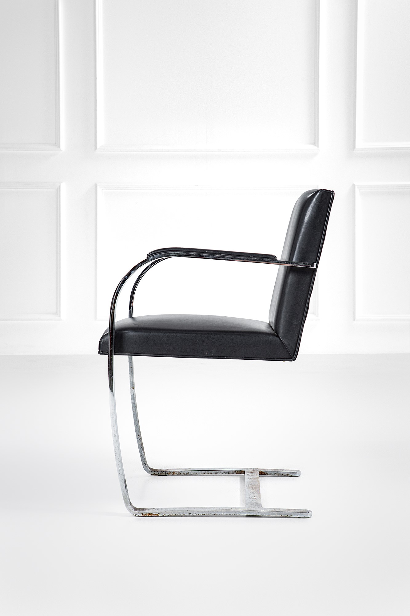Ludwig Mies Van Der Rohe - Due poltrone mod. MR50 “Brno”