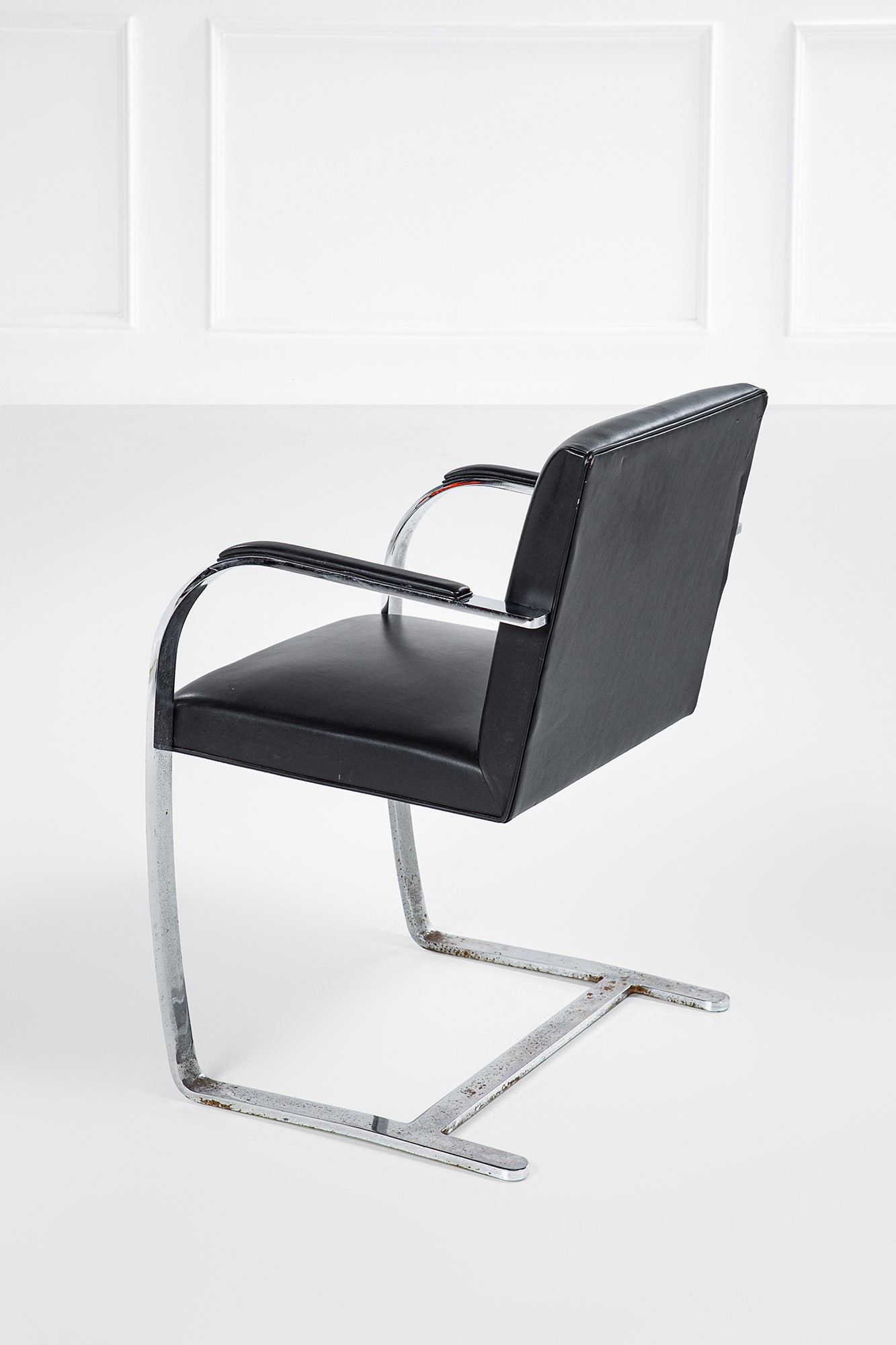 Ludwig Mies Van Der Rohe - Due poltrone mod. MR50 “Brno”