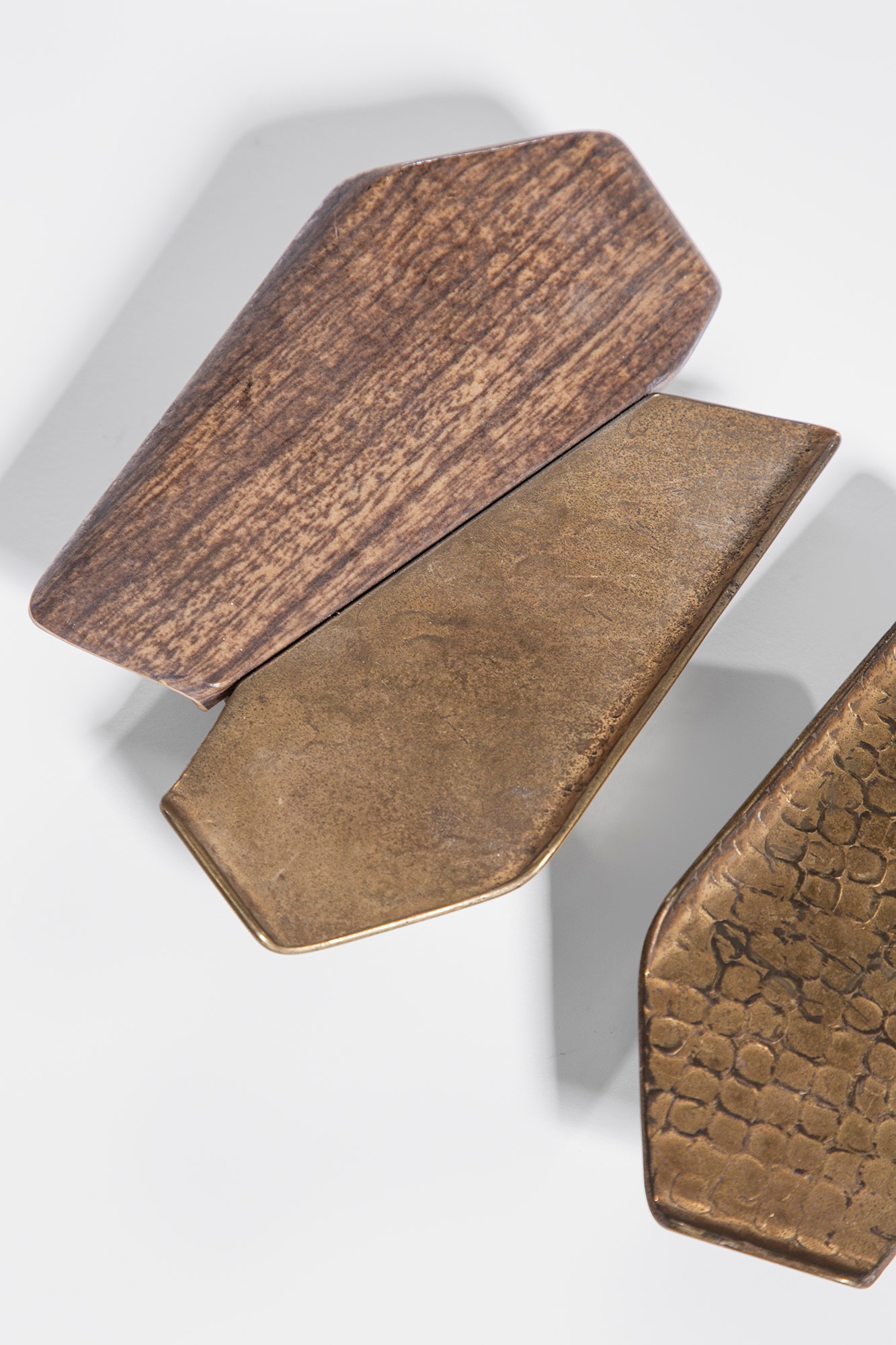Due maniglie, ottone dorato a sbalzo e resina plastica a imitazione del legno (circa 1960)