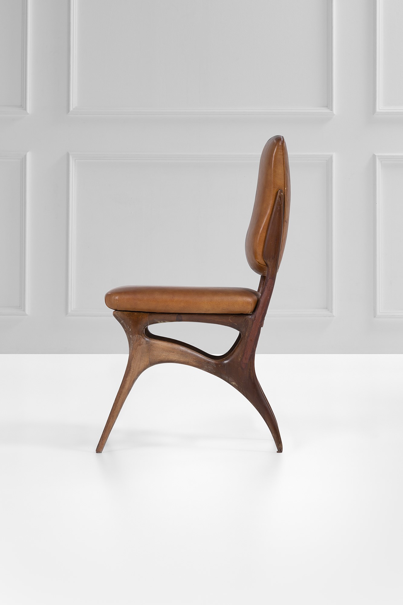 Pierluigi Giordani (attr.) - Sedia in legno tinto sagomato con rivestimento in pelle (c. 1950)