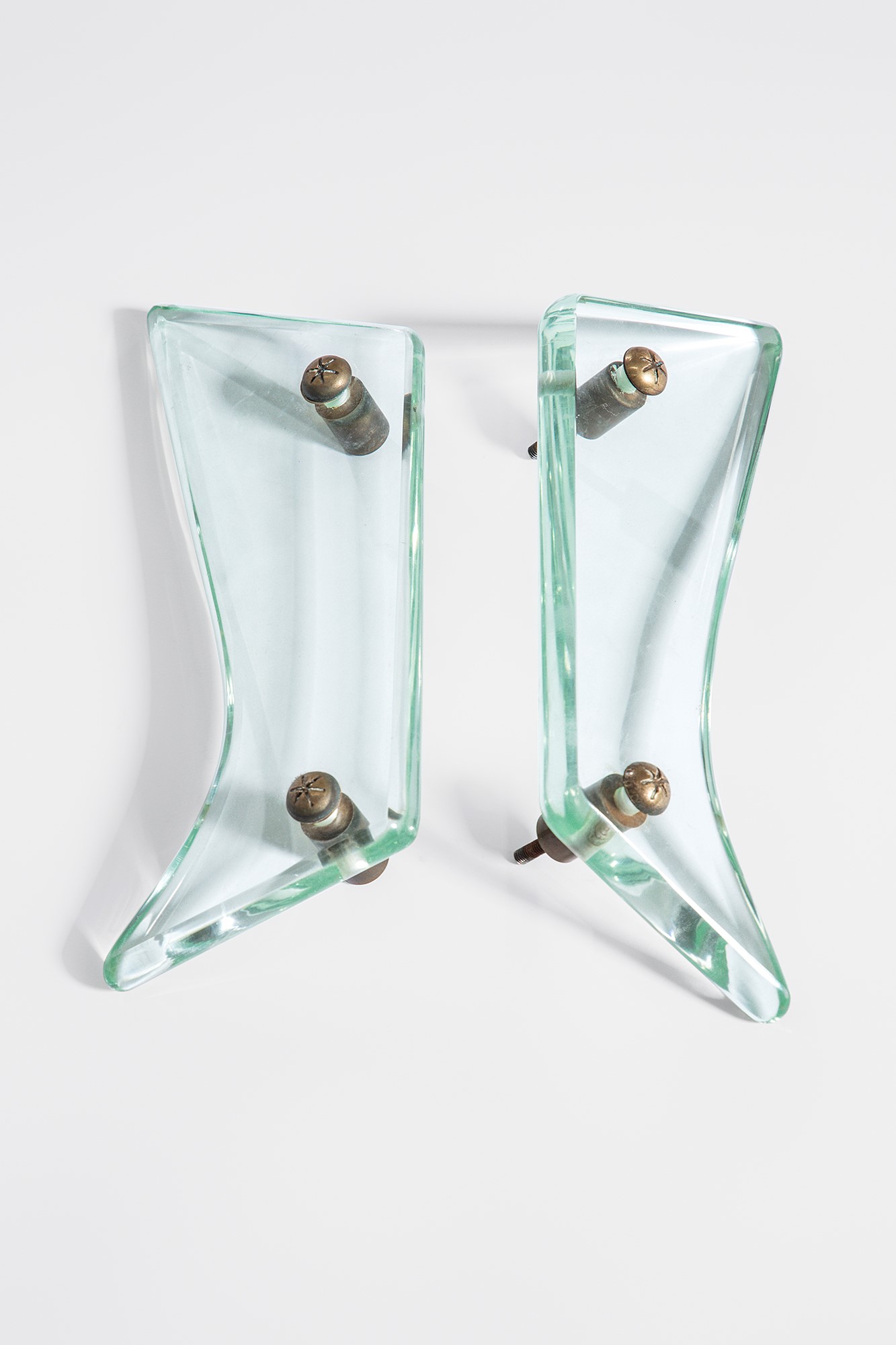 Coppia di maniglie, vetro trasparente molato e ottone, ca. 1950