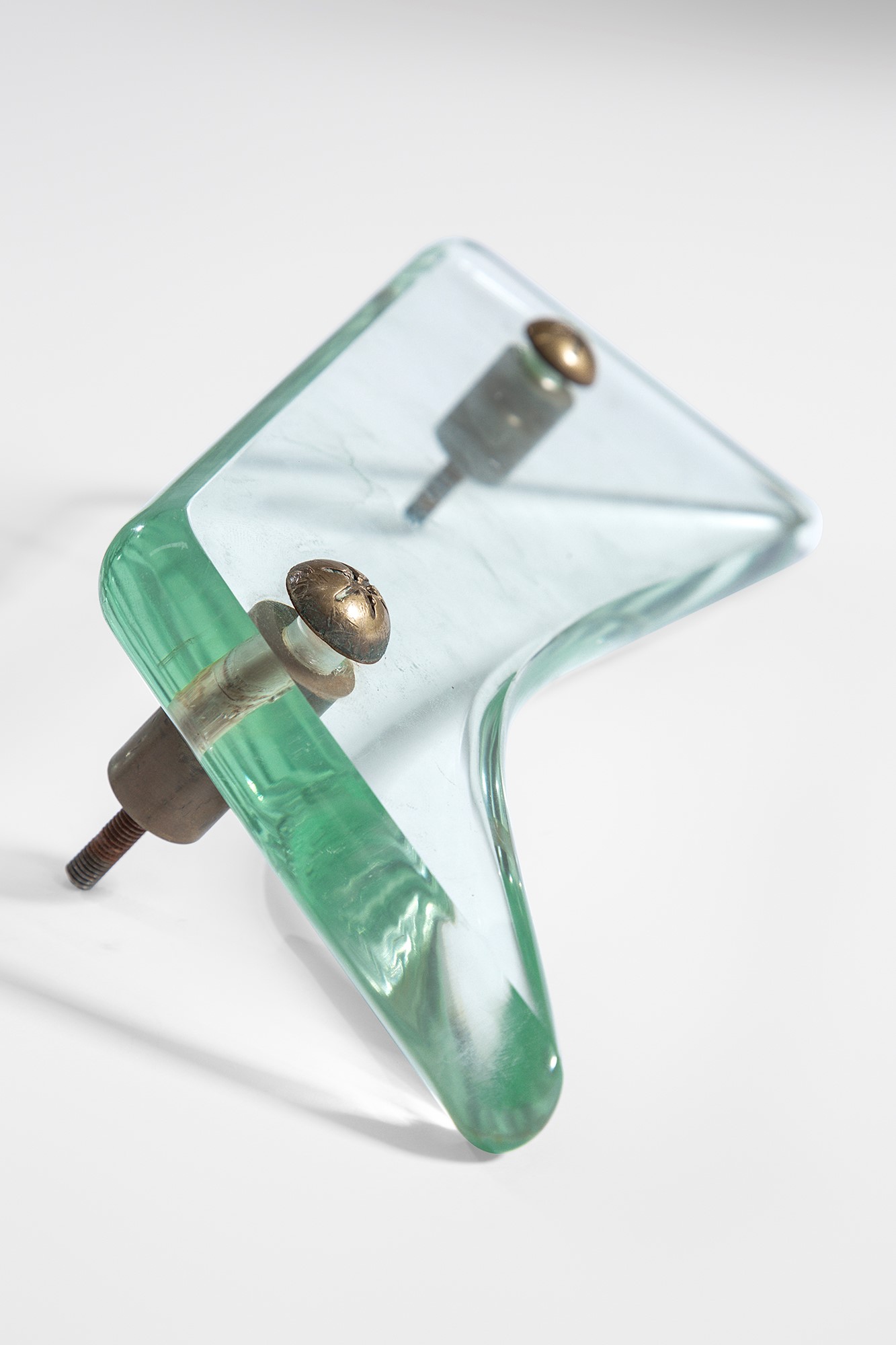 Coppia di maniglie, vetro trasparente molato e ottone, ca. 1950