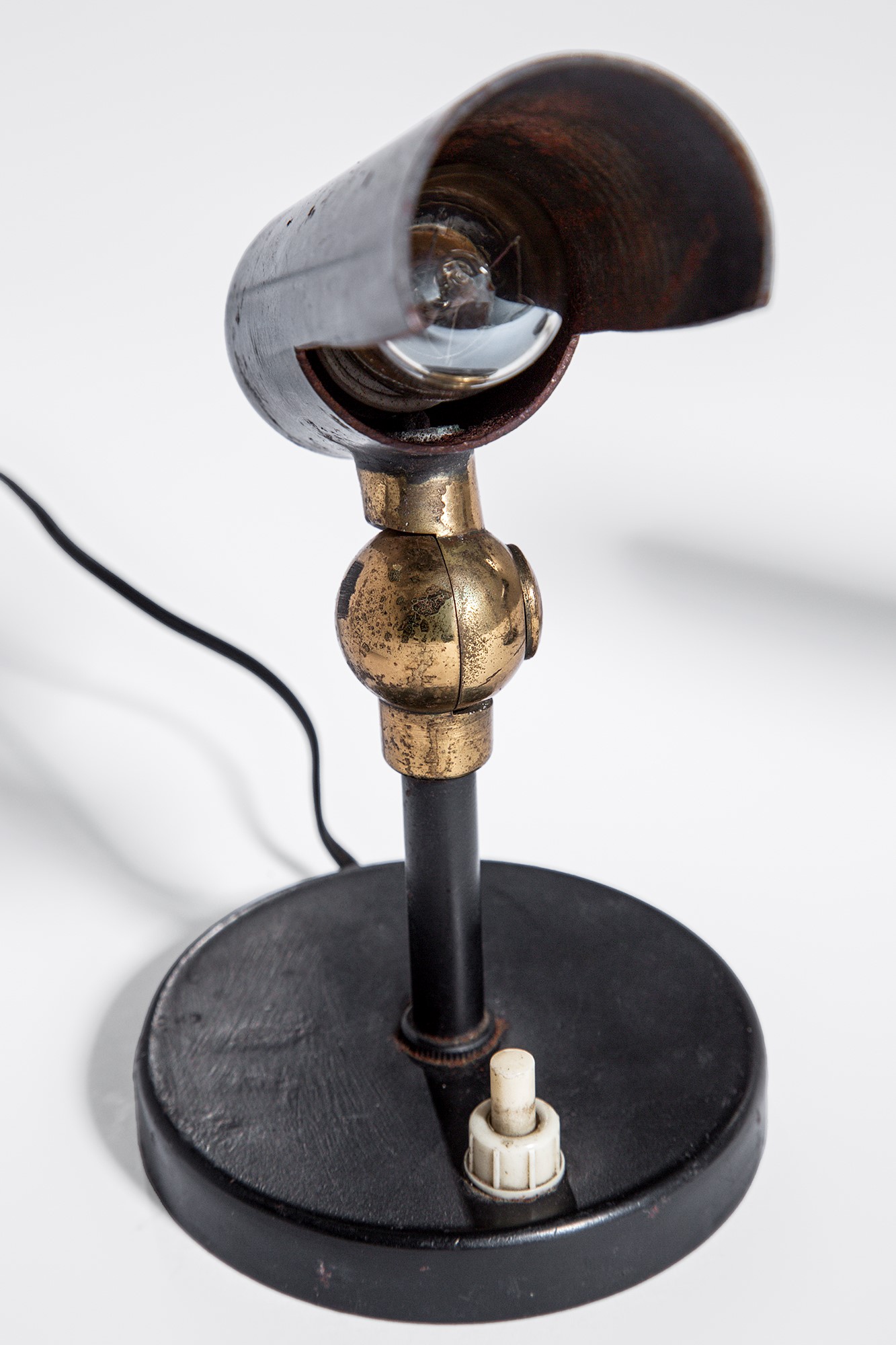 Metallo verniciato, Due lampade da tavolo in ottone