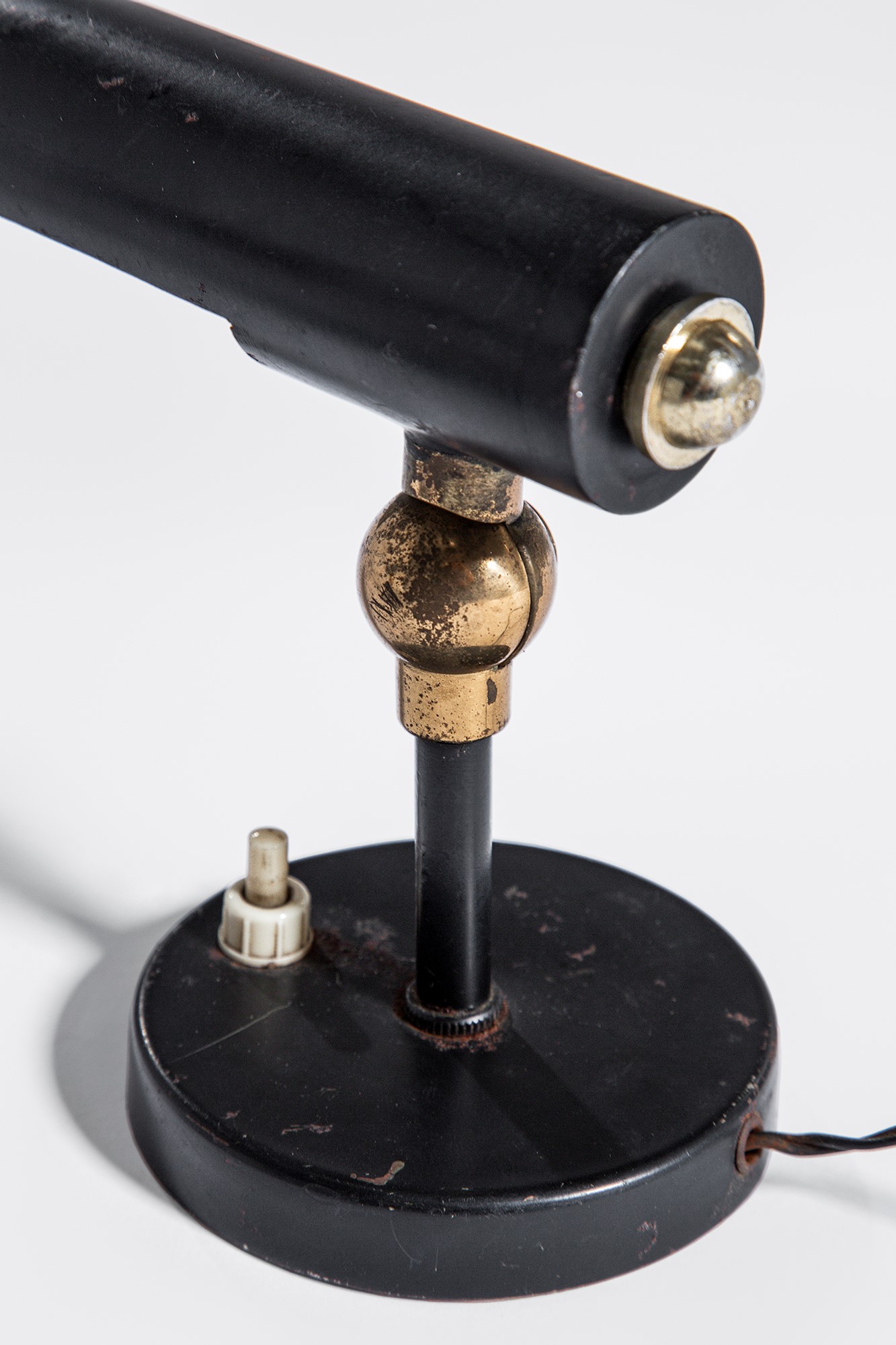 Metallo verniciato, Due lampade da tavolo in ottone