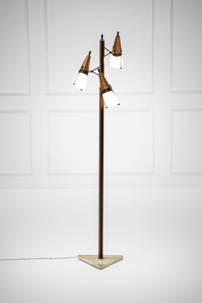 Lampada da terra, ottone e metallo verniciato con vetro opalino satinato e base in marmo, ca. 195...