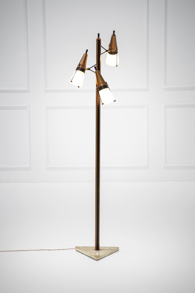Lampada da terra, ottone e metallo verniciato con vetro opalino satinato e base in marmo, ca. 195...