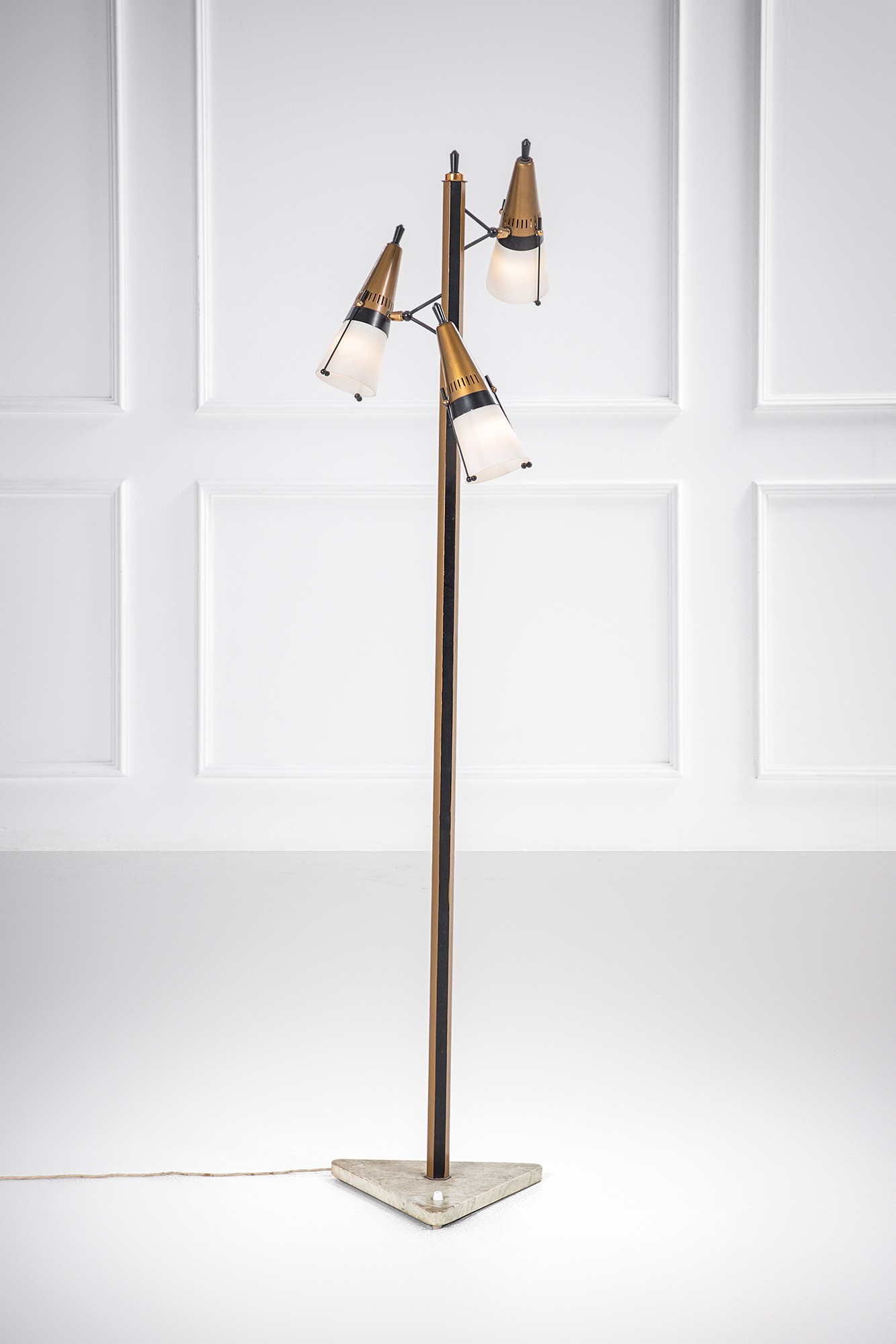 Lampada da terra, ottone e metallo verniciato con vetro opalino satinato e base in marmo, ca. 195...