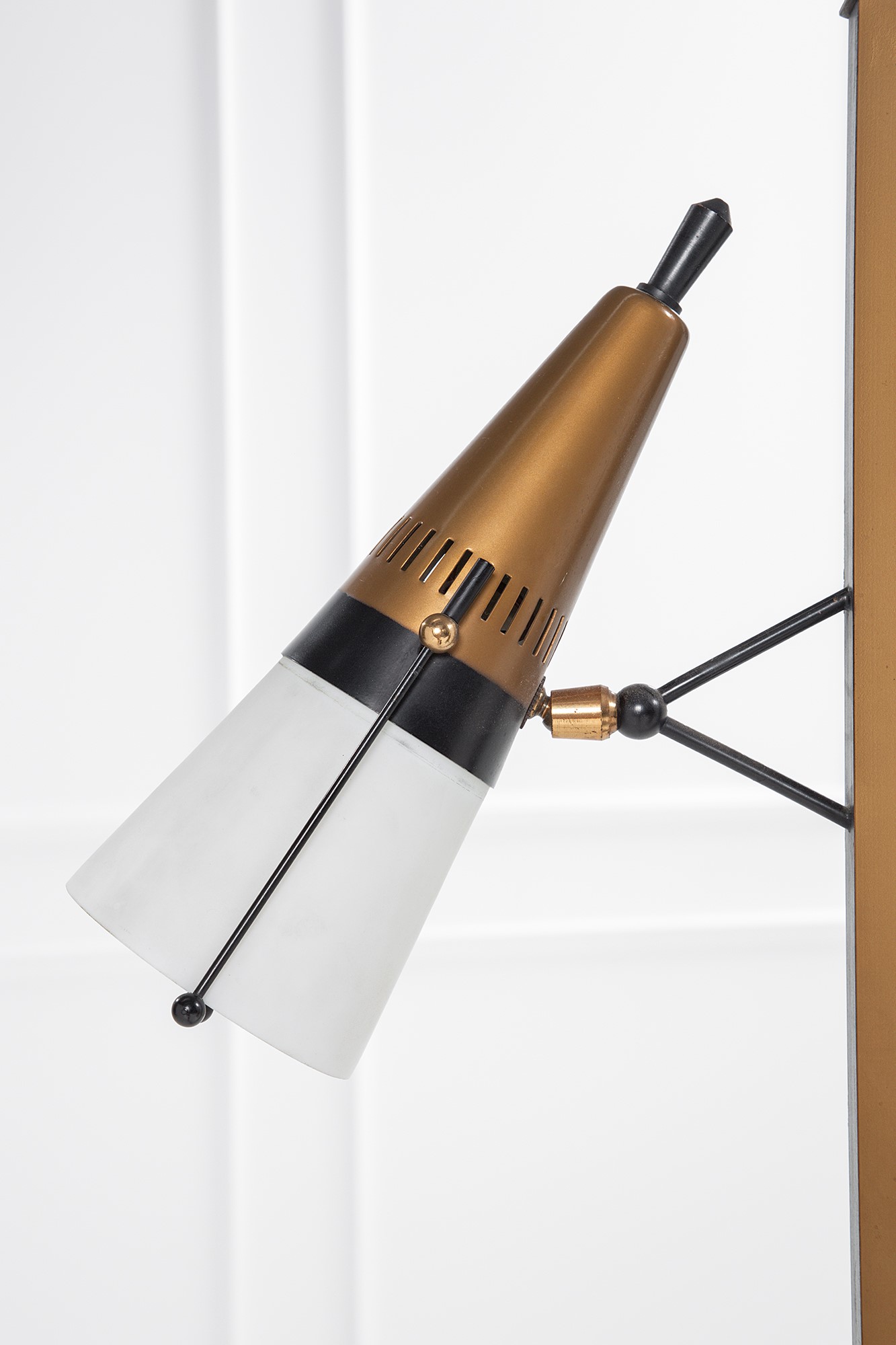 Lampada da terra, ottone e metallo verniciato con vetro opalino satinato e base in marmo, ca. 195...