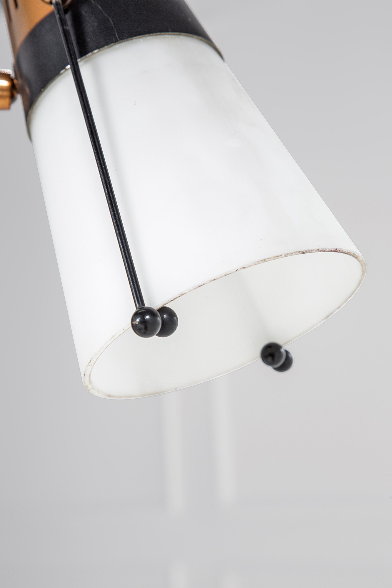 Lampada da terra, ottone e metallo verniciato con vetro opalino satinato e base in marmo, ca. 195...