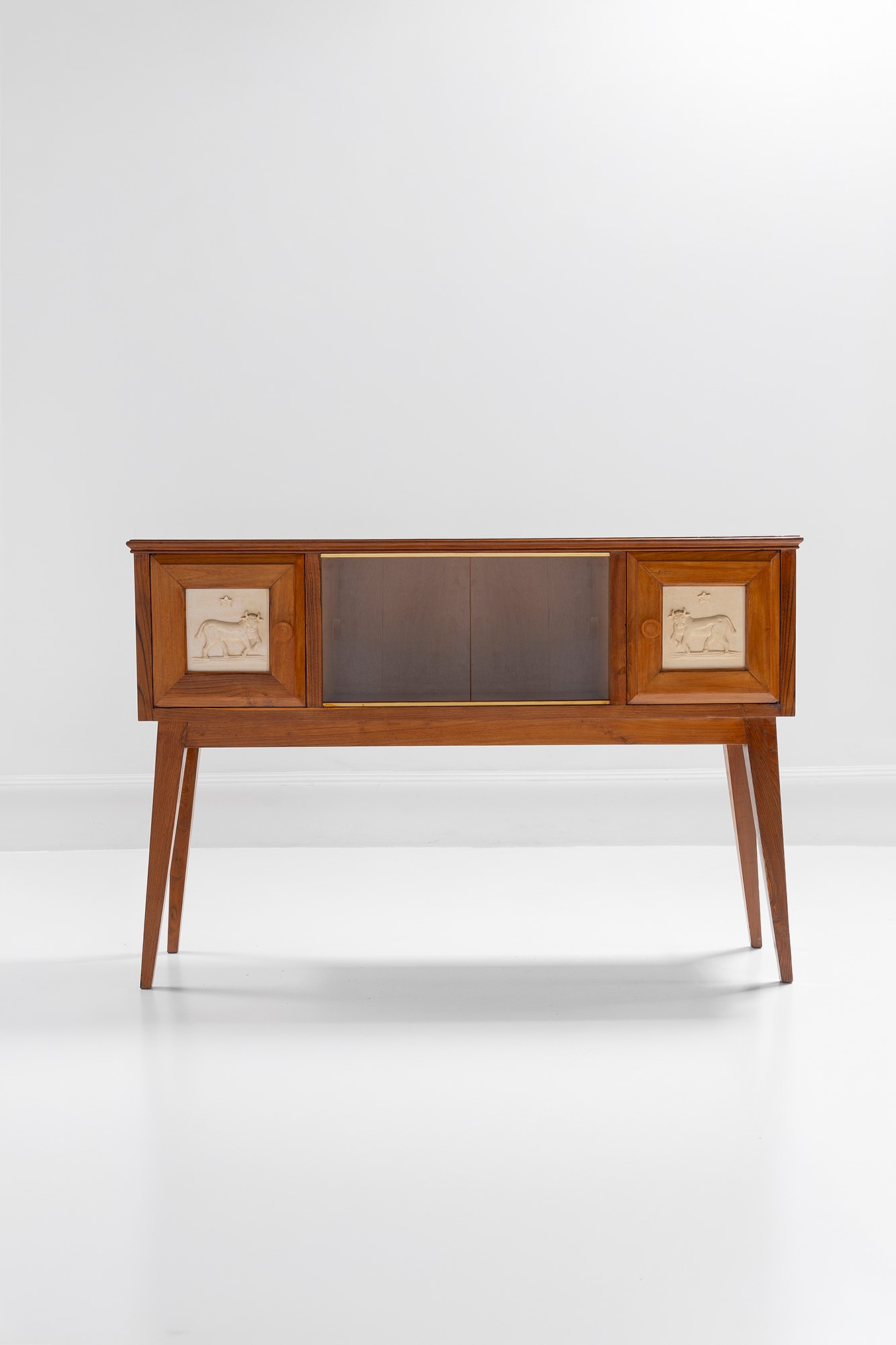 Gio Ponti - Credenza in legno massello con bassorilievo a tema zodiacale del Toro