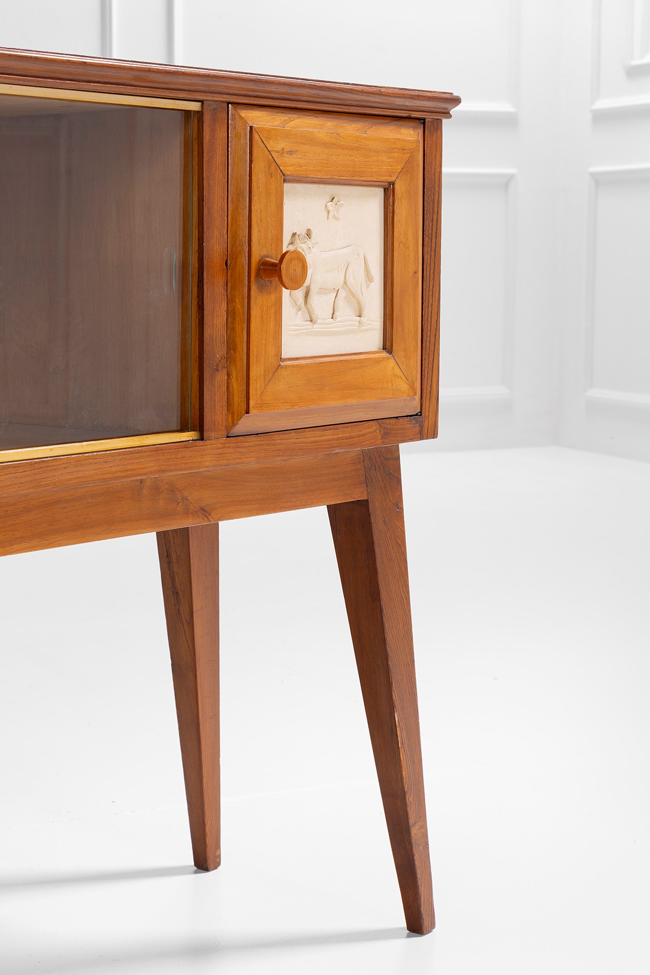 Gio Ponti - Credenza in legno massello con bassorilievo a tema zodiacale del Toro