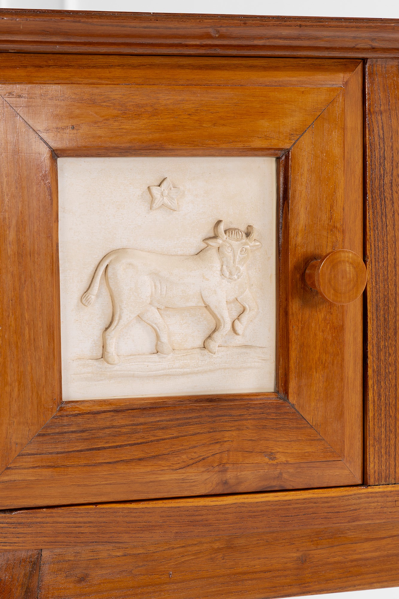 Gio Ponti - Credenza in legno massello con bassorilievo a tema zodiacale del Toro