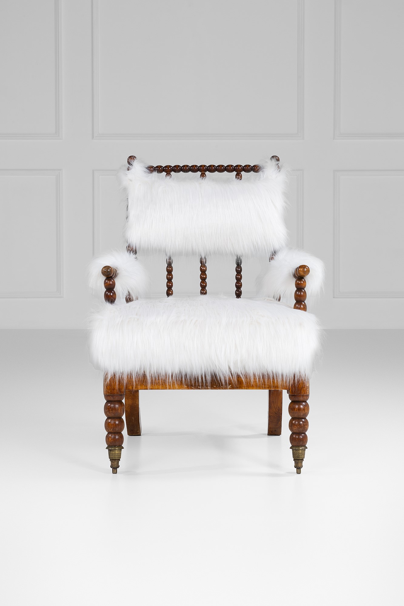 William Morris (attr.) - Poltrona in stile Art Nouveau, legno scolpito e ottone, primi anni del X...