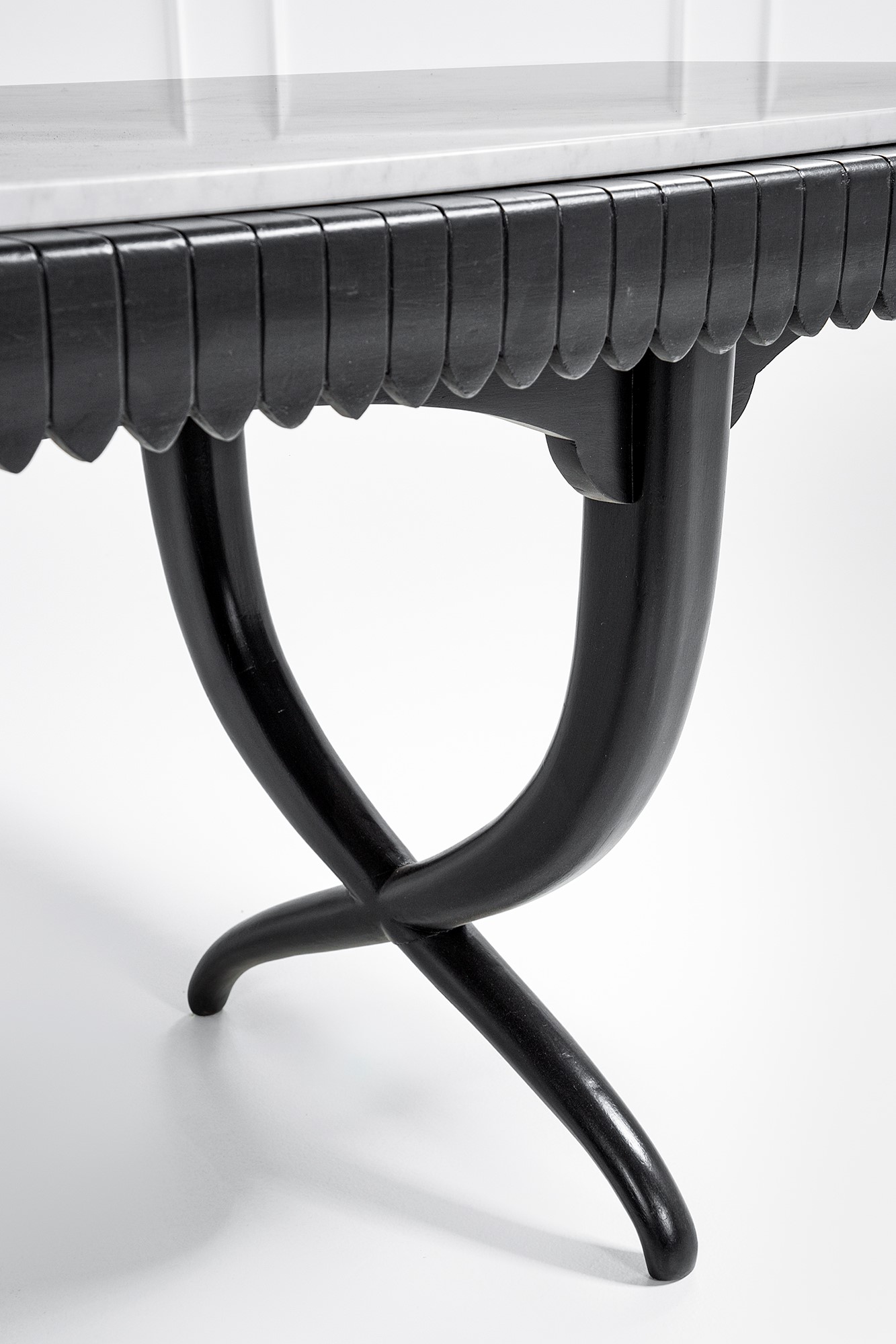 Grande tavolo rettangolare, legno laccato e marmo (c. 1940)