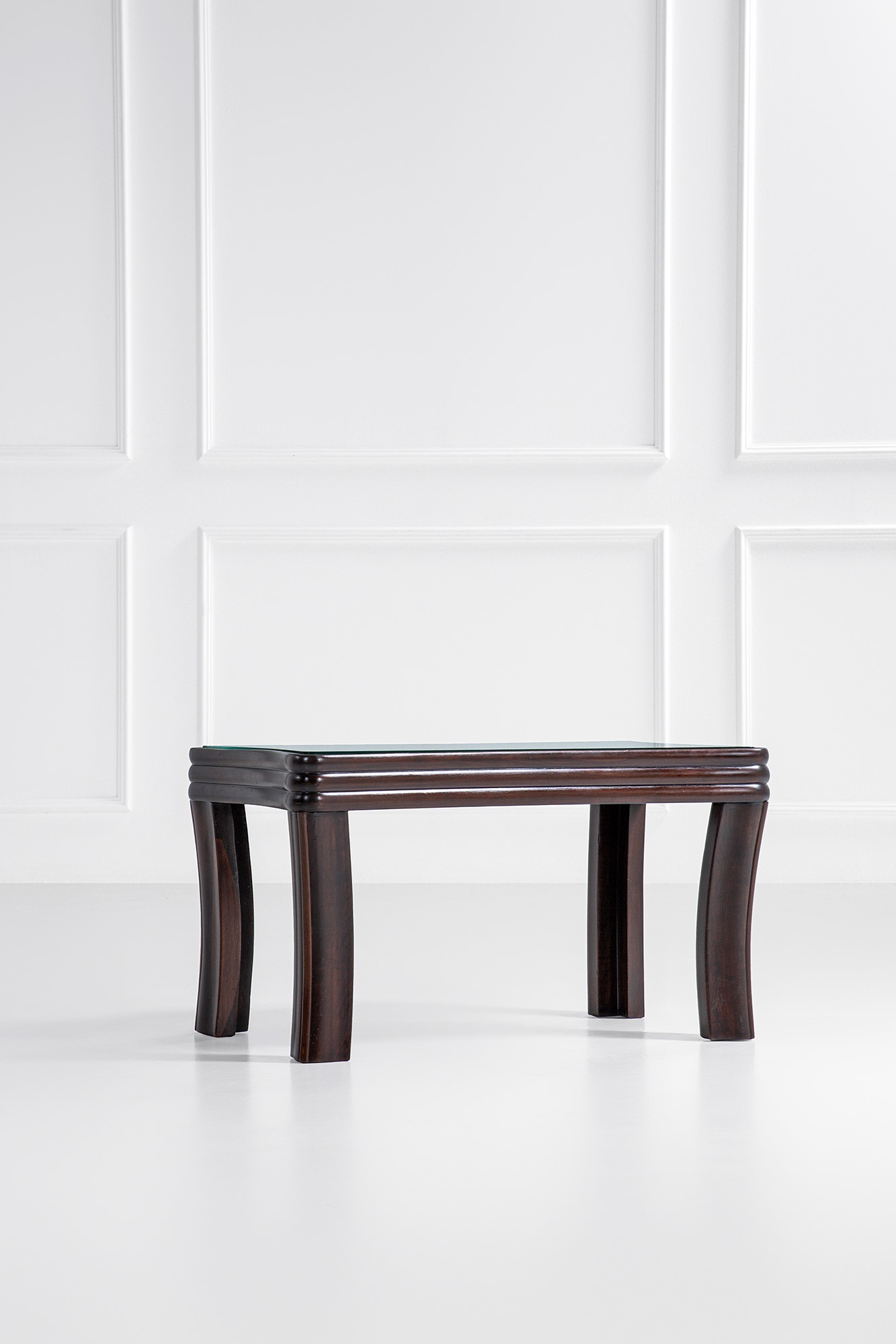 Vittorio Valabrega - Tavolino in legno tinto sagomato con tripla modanatura e vetro specchiato