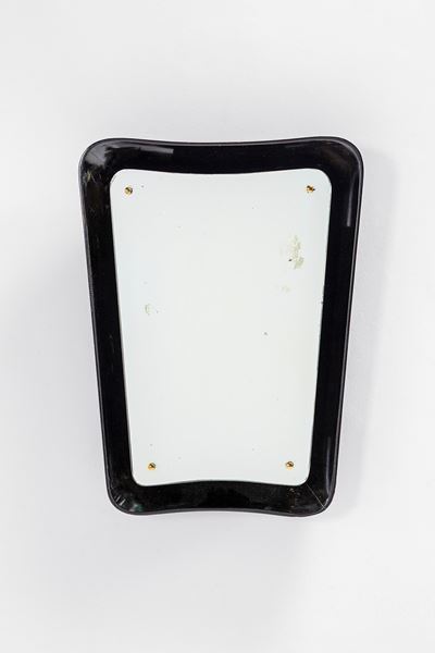 Specchiera in legno laccato sagomato
