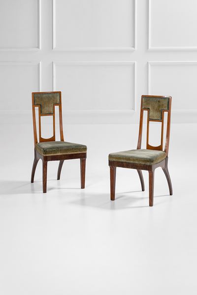 Coppia di sedie in stile liberty, legno sagomato e rivestimento in tessuto