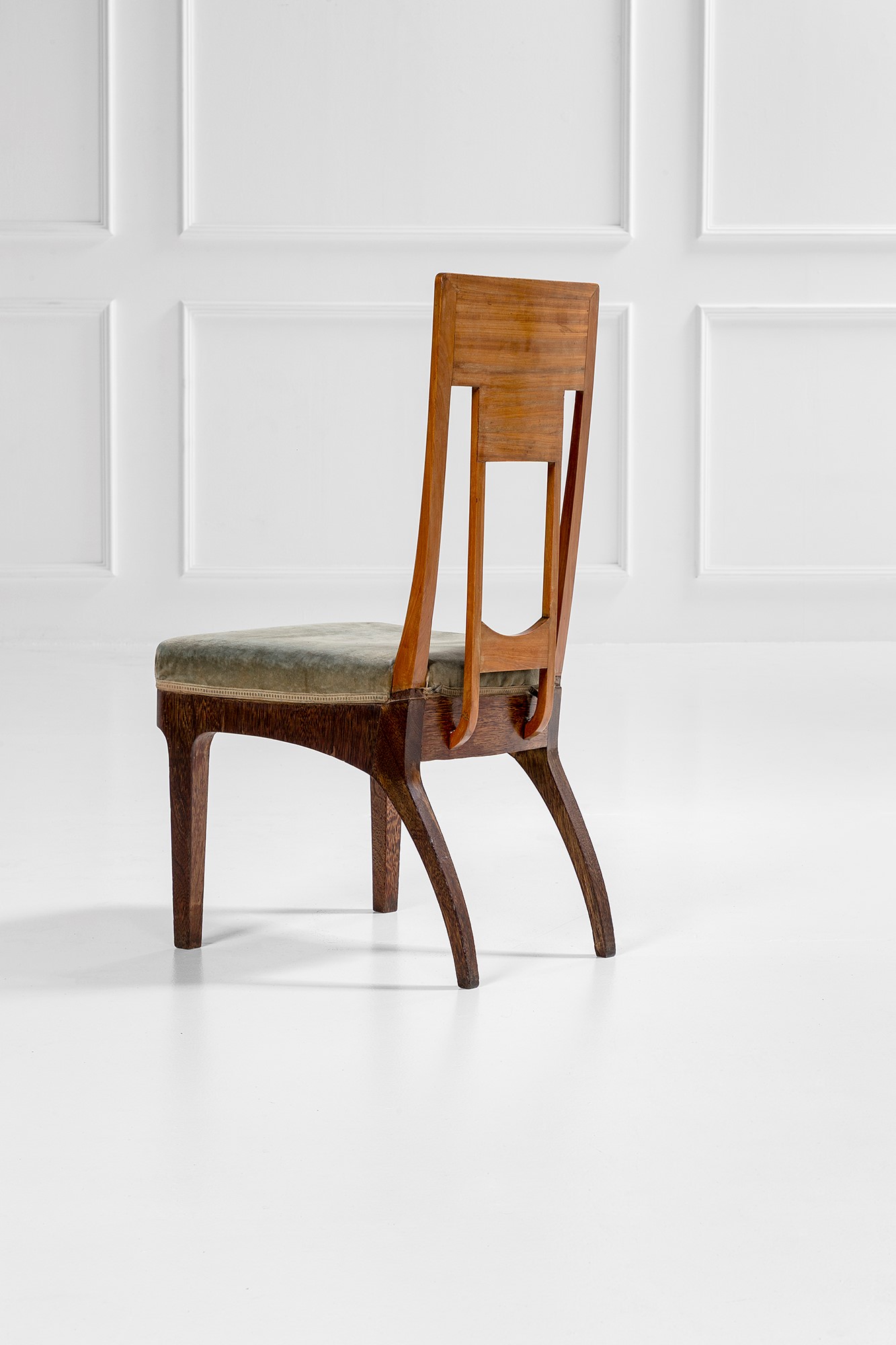 Carlo Zen (attr.) - Coppia di sedie in stile liberty, legno sagomato e rivestimento in tessuto