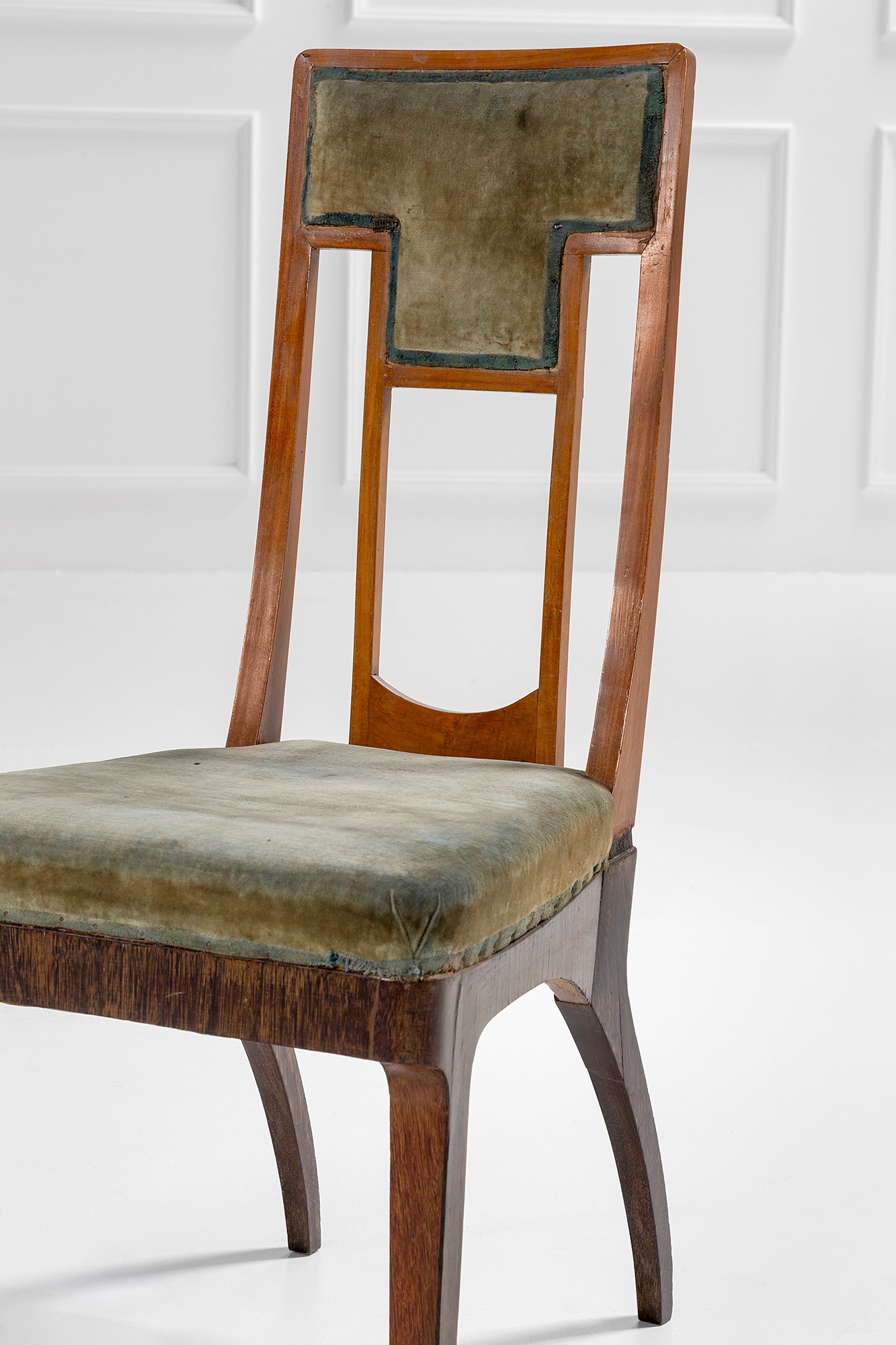 Carlo Zen (attr.) - Coppia di sedie in stile liberty, legno sagomato e rivestimento in tessuto