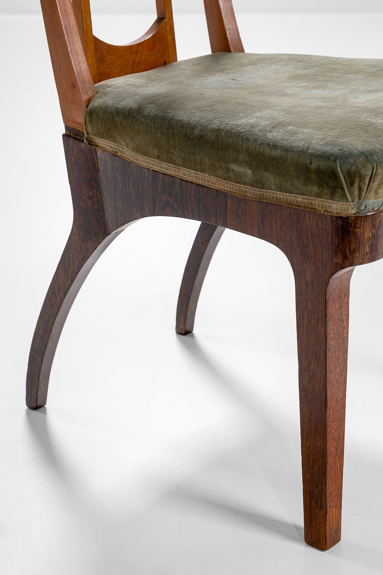 Carlo Zen (attr.) - Coppia di sedie in stile liberty, legno sagomato e rivestimento in tessuto