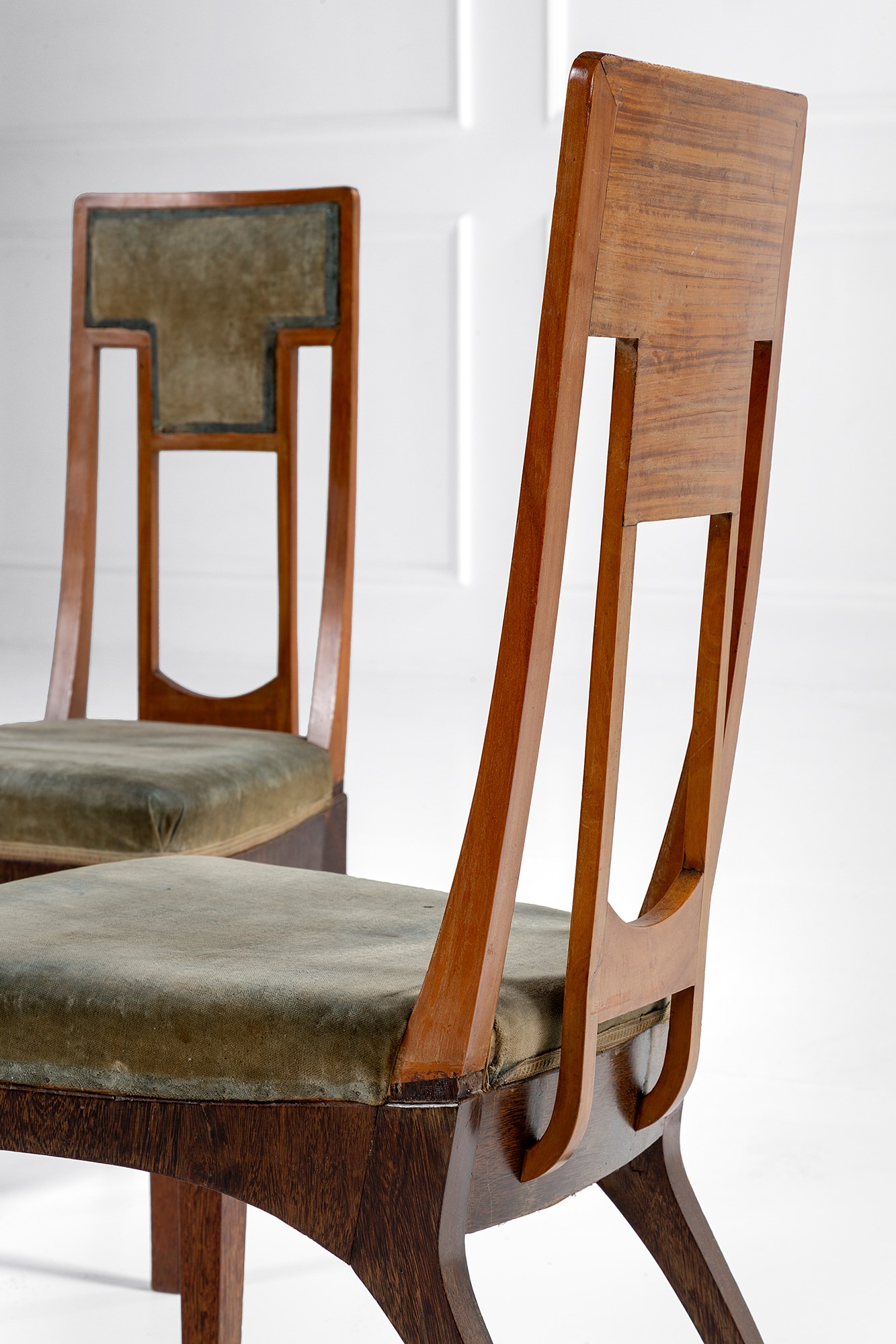 Carlo Zen (attr.) - Coppia di sedie in stile liberty, legno sagomato e rivestimento in tessuto