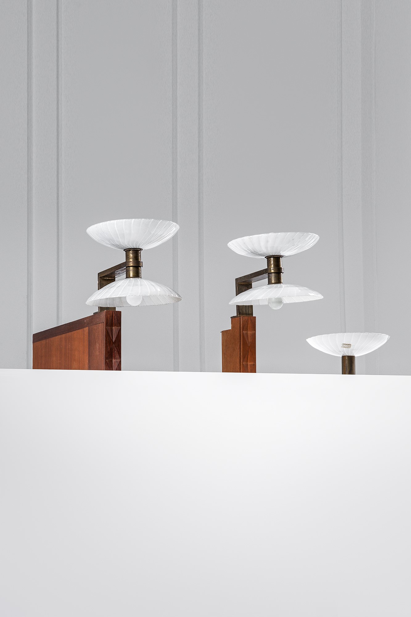 Nicola Mosso e Leonardo Mosso - Tre lampade da parete in legno, ottone e vetro soffiato Venini (M...
