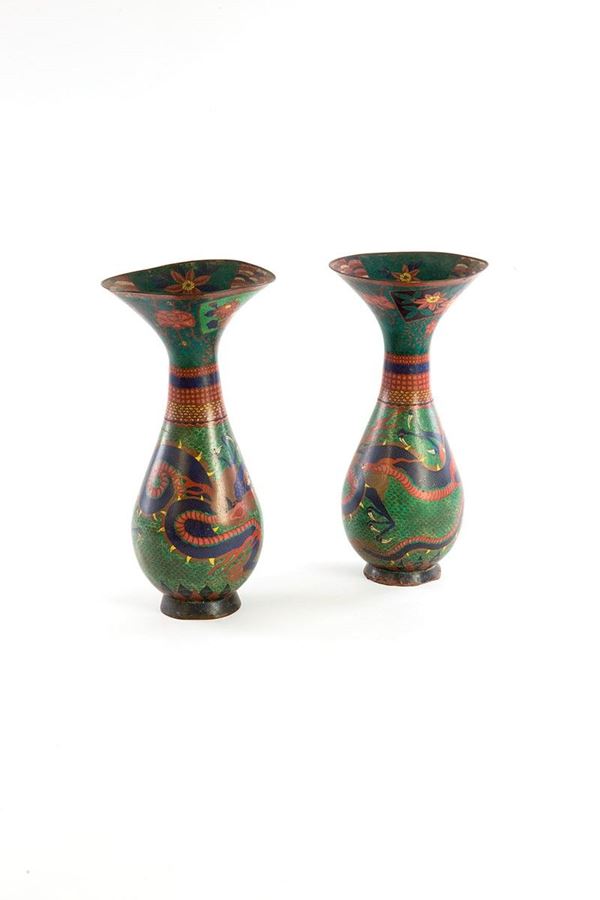 Coppia di vasi a tromba decora  - Asta Antiquariato - Incanto Casa d'Aste e Galleria