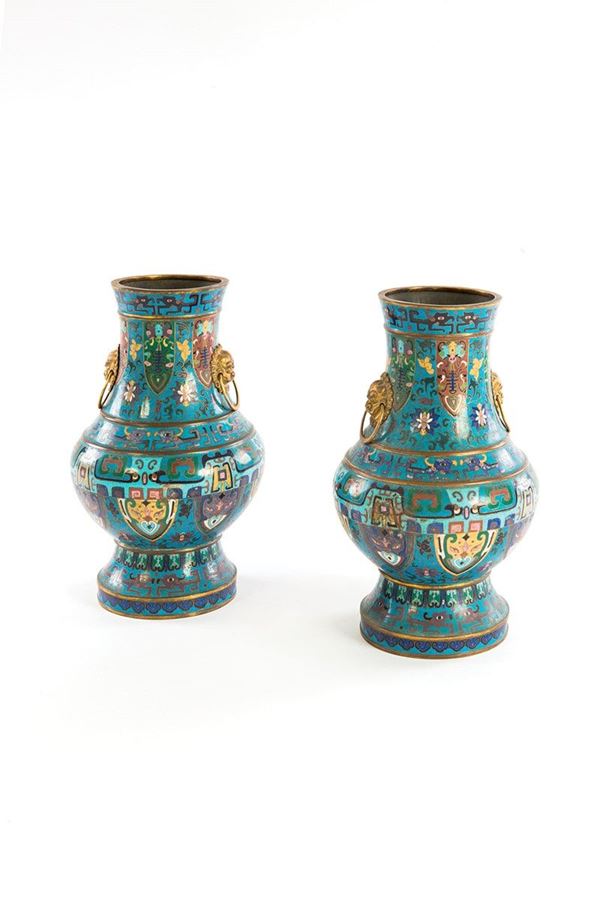 Coppia di vasi decorati in clo  - Asta Antiquariato - Incanto Casa d'Aste e Galleria