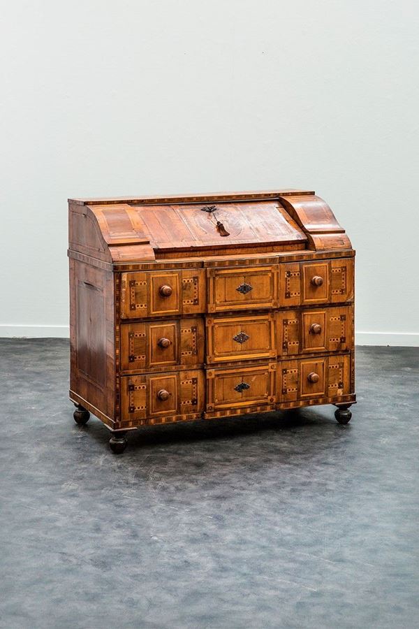 Com&#242; a ribalta fronte a tre ca  - Auction Antiquariato - Incanto Casa d'Aste e Galleria